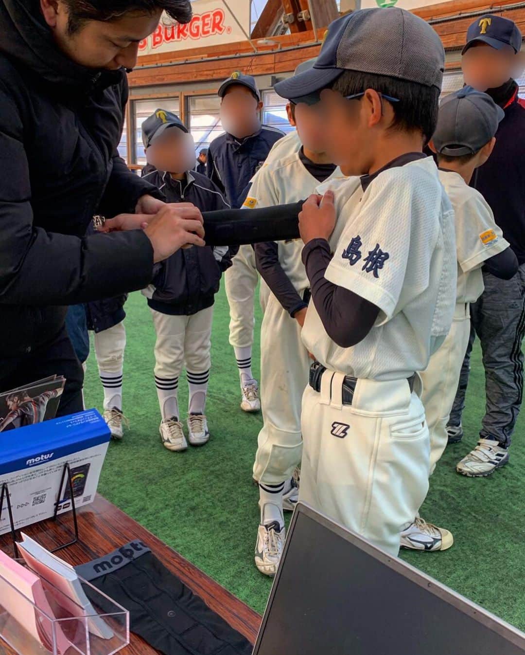 和田毅さんのインスタグラム写真 - (和田毅Instagram)「今日から第15回和田毅杯少年野球大会の決勝トーナメントが始まりました。 今回、onside worldさんにご協力いただいて、motusを使用して各チームの子供たちの投球時の肘にかかるストレスを計測していただきました。 今回のデータを生かしてよりケガをしない体の使い方のヒントになってほしいなと思います。 #onsideworld #motus #投球時の #肘のストレスを数値化 #わざわざ島根県出雲市まで #足を運んでいただきました #本当にありがとうございます」11月30日 16時52分 - tsuyoshiwada.21