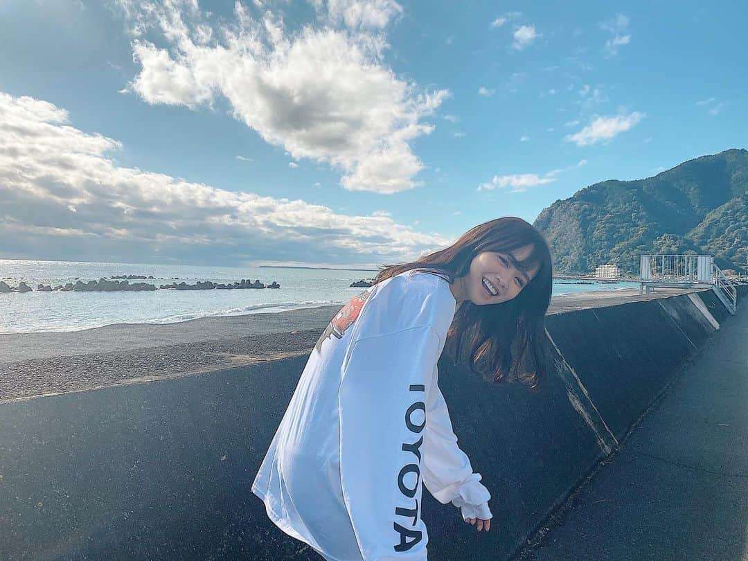 菅本裕子さんのインスタグラム写真 - (菅本裕子Instagram)「TOYOTA×ONE MEDIA×ゆうこす﻿ １週間ドライブ旅、本当に楽しかったな〜！！﻿ ﻿ 撮影だし、お仕事とはいえ、﻿ 本当にゆうこすが会いたい人に会えて、行きたい場所に行けて、心の底からリフレッシュできました・・久しぶりにこんなに休めたかもしれない！仕事だけどもね😂ありがとうございます・・﻿ ﻿ 最終日には、サプライズで元HKT48の兒玉遥ちゃんも参加してくれて！！当時の思い出を語りました〜（Twitter LIVEしたので、よかったらアーカイブ見てね！）﻿ ﻿ 元々乗ってる車もTOYOTAさんだし、車はまあまあ好きかな〜くらいだったんだけどさ、﻿ ﻿ 好きなものを詰め込んで、好きな音楽をかけて、好きな話をして・・自分だけの空間で移動しているって、それは他の移動手段ではできなくて。移動時間もとても充実できる、それは車だけだよなあって改めて思ったなあ・・﻿ ﻿ 色々と便利になって、車を持たない！という選択肢もあるけれど、あると人生彩り豊かになるよなあって！そう思いました・・﻿ ﻿ 今回の１週間の旅の様子は、あのONE MEDIAさんが編集して下さっています！VLOGにして、モテちゃんねるにupするの、お楽しみに〜！﻿ ﻿ TOPSは、4日目ゲストのアーティスト、yoshi君がプレゼントしてくれたもの！﻿ ﻿ TOYOTAさんが﻿ “Drive Your Teenage Dreams”﻿ 略して #dytd  をテーマに作られているそうで・・﻿ ﻿ めちゃくちゃ普通に可愛かったから、丸一日着てました〜他にも色んなデザインあったから、ぜひチェック！TOYOTAのロンTって、それだけでめちゃオシャでは・・もう既に私の社内で可愛いと話題になってます😂﻿ ﻿ わーーめちゃ長文になっちゃった！﻿ とにかくめちゃくちゃ楽しかったな！﻿ プロフィールのハイライトに旅の様子はさっくりまとめてるのでぜひチェックしてね！！そしてYouTube動画お楽しみに〜！﻿ ﻿ #モテちゃんTRIP #TOYOTA @toyota_jp #兒玉遥 #はるっぴ #ドライブ #ドライブ旅 #女子旅」11月30日 16時54分 - yukos0520