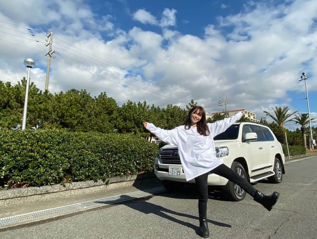 菅本裕子さんのインスタグラム写真 - (菅本裕子Instagram)「TOYOTA×ONE MEDIA×ゆうこす﻿ １週間ドライブ旅、本当に楽しかったな〜！！﻿ ﻿ 撮影だし、お仕事とはいえ、﻿ 本当にゆうこすが会いたい人に会えて、行きたい場所に行けて、心の底からリフレッシュできました・・久しぶりにこんなに休めたかもしれない！仕事だけどもね😂ありがとうございます・・﻿ ﻿ 最終日には、サプライズで元HKT48の兒玉遥ちゃんも参加してくれて！！当時の思い出を語りました〜（Twitter LIVEしたので、よかったらアーカイブ見てね！）﻿ ﻿ 元々乗ってる車もTOYOTAさんだし、車はまあまあ好きかな〜くらいだったんだけどさ、﻿ ﻿ 好きなものを詰め込んで、好きな音楽をかけて、好きな話をして・・自分だけの空間で移動しているって、それは他の移動手段ではできなくて。移動時間もとても充実できる、それは車だけだよなあって改めて思ったなあ・・﻿ ﻿ 色々と便利になって、車を持たない！という選択肢もあるけれど、あると人生彩り豊かになるよなあって！そう思いました・・﻿ ﻿ 今回の１週間の旅の様子は、あのONE MEDIAさんが編集して下さっています！VLOGにして、モテちゃんねるにupするの、お楽しみに〜！﻿ ﻿ TOPSは、4日目ゲストのアーティスト、yoshi君がプレゼントしてくれたもの！﻿ ﻿ TOYOTAさんが﻿ “Drive Your Teenage Dreams”﻿ 略して #dytd  をテーマに作られているそうで・・﻿ ﻿ めちゃくちゃ普通に可愛かったから、丸一日着てました〜他にも色んなデザインあったから、ぜひチェック！TOYOTAのロンTって、それだけでめちゃオシャでは・・もう既に私の社内で可愛いと話題になってます😂﻿ ﻿ わーーめちゃ長文になっちゃった！﻿ とにかくめちゃくちゃ楽しかったな！﻿ プロフィールのハイライトに旅の様子はさっくりまとめてるのでぜひチェックしてね！！そしてYouTube動画お楽しみに〜！﻿ ﻿ #モテちゃんTRIP #TOYOTA @toyota_jp #兒玉遥 #はるっぴ #ドライブ #ドライブ旅 #女子旅」11月30日 16時54分 - yukos0520