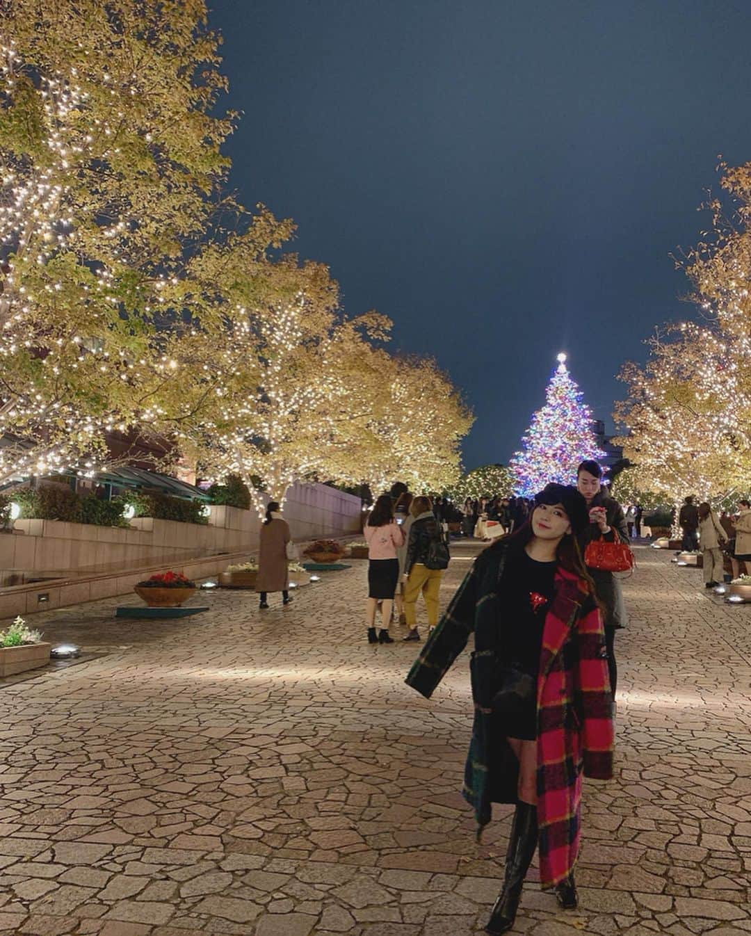 宮下舞花さんのインスタグラム写真 - (宮下舞花Instagram)「クリスマスが今年もやってくる〜🎁🎅♥️ . . 恵比寿ガーデンプレイスのイルミネーションだよ🥺 . . #イルミネーション#恵比寿ガーデンプレイス#クリスマスツリー#ツリー#christmas#きてほしいようで#きてほしくない 笑#綺麗ね〜#お気に入りのコート#まいかふく#japanesegirl#love」11月30日 16時56分 - maikamaimaika