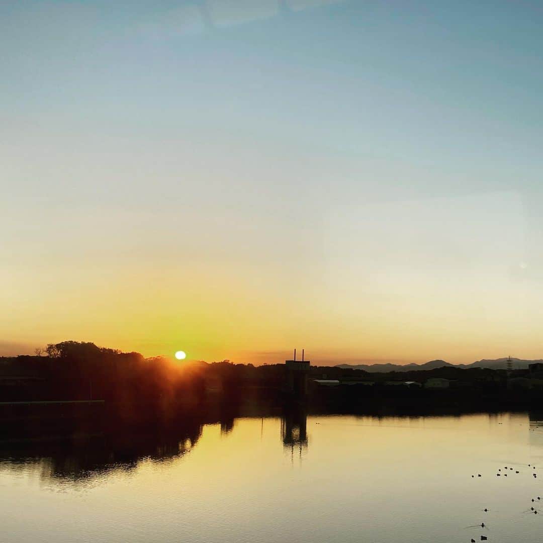 古市憲寿さんのインスタグラム写真 - (古市憲寿Instagram)「日向市まで来たのに、サーフィンもせずに帰るなんて。でも夕日がきれい。  #時間あってもサーフィンしないけど　#宮崎　#日向市」11月30日 16時58分 - poe1985