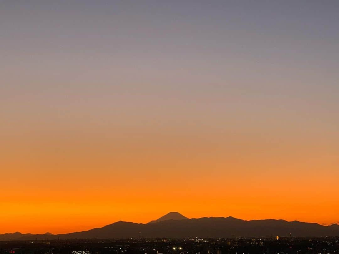 くろさんのインスタグラム写真 - (くろInstagram)「夕焼け富士山🗻 #mtfuji #富士山 #夕焼け富士山 #iPhoneXSで撮影 #MYTOKYOIS #TokyoTokyo」11月30日 17時00分 - m6bmw