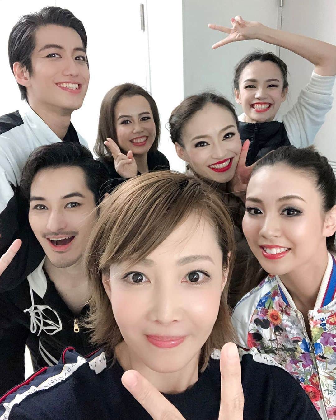 矢吹世奈のインスタグラム：「・ ありがたき幸せ😬🙏🏼❤️ ちえさんにお会いできて、パワーいただきました😊☀️ #柚希礼音 さん #ウエストサイドストーリー #wss#ステアラ #うれしい#感謝#みんなでちえさんの出待ち」
