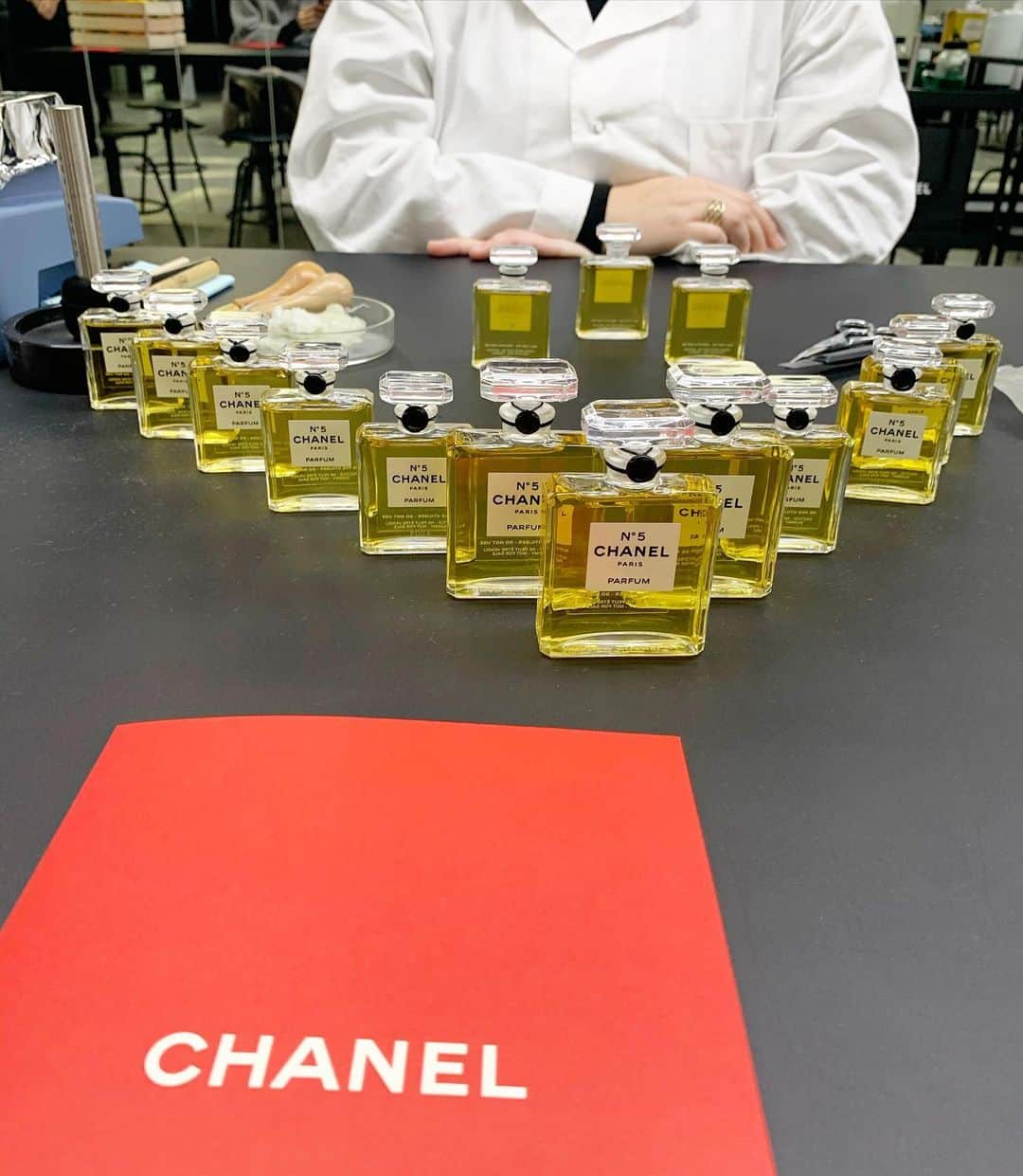 和泉佳子さんのインスタグラム写真 - (和泉佳子Instagram)「CHANELのエキシビジョン「MADEMOISELLE PRIVE」💗 . 今回は特別に、ワークショップで、パリから来日中のシャネルの職人さんから直々に教えていただき、私もフレグランスボトルの封印の作業を体験させていただきました😊✨ . CHANELのフレグランスの香り付きの可愛いカメリアのブレスレットや、オリジナルキャンバスポーチのお土産まで頂いて、なんだかとっても幸せ😌💕 . やっぱりCHANELは、いくつになっても、永遠に、女性の憧れのブランドです💗💗💗 . . . #和泉佳子 #25ans #ヴァンサンカン #エレブロガー  #chanel #シャネル #シャネルマドモアゼルプリヴェ #マドモアゼルシャネル @chanelofficial  @primascherrer  #mademoiselleprive」11月30日 17時07分 - yoshiko_izumi