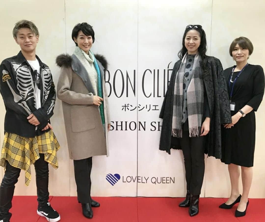 三枝亜紀のインスタグラム：「【model】 . ボンシリエ秋冬コレクションに出演させて頂きました(^_^)/~~ . 山梨県～神奈川県～東京都～埼玉県～茨城県と5会場を写真の皆さんと一緒に回らせて頂き、とてもたのしい現場でした。 . . 素敵なお洋服を着させて頂き、ありがとうございました(^^ゞ . . #ボンシリエ #ラブリィクイーン  #アースモデルス  #三枝亜紀」