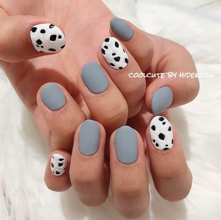 のインスタグラム：「ダルメシアンモヘア☆ ・ 人気のアニマルモヘアからダルメシアン💅🏼 ・ シンプルにマットに合わせただけですが、それがまたポイントで可愛い🥰 ・ ・ こちらのアニマルモヘアのレッスン動画はミルームにて絶賛公開中です💅 ・ @miroom_nail ・ ・ ・ ボアパウダー購入はこちらから↓↓↓ @jein_apre  @raygel.nail_official  ビューティガレージにおきましては、次回入荷12月中旬ご予約受付中となっております。 ・ ご迷惑おかけしますが、よろしくお願い致します🙇‍♂️ ・ ・ ・ ・ ネイル、レッスンのご予約お問い合わせはこちらから⬇️ プライベートサロンCoolCute 中目黒駅徒歩２分  ご予約はLINEより LINE 🆔→「@ghu9662h」  もしくはプロフィールの「メール」よりお問い合わせください。  新店舗につき、ご新規様大歓迎。 お気軽にお問い合わせくださいませ。 ・ ・ ・ #ファッション#オシャレ#かわいい#かっこかわいい#ガーリー#coolcute#hidekazu#ネイルアート#ネイル#ジェルネイル#ネイルデザイン#ボアパウダー#アニマルネイル#ダルメシアン柄#ダルメシアン#ダルメシアンネイル#ボア#ボアネイル #nail#nails#nailart#nailartist#gelnail#dalmatiannails #dalmatian#dalmatians#nailstagram#animalnail#animalnails」
