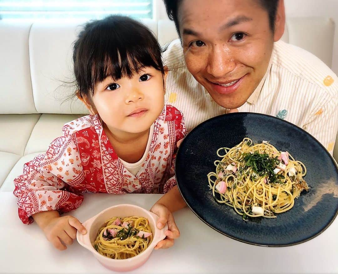 川島章良さんのインスタグラム写真 - (川島章良Instagram)「. . . 親子deクッキングできあちゃんがYouTubeに出てくれました。  今回はきあちゃんが大好きな梅のパスタを作りました。  梅のパスタは @natsuki0624kia  に教えてもらったレシピを少し自分なりにアレンジしたレシピです。  材料 パスタ　100g 梅蜂蜜入り　小さいの4個 かまぼこ　お好み 大葉　5枚 だしパック　半分 しらす　お好み 白ごま　お好み オリーブオイル　大さじ1  パスタは茹でて混ぜるだけです。  簡単にできちゃいますよ。  お子さんとやるときは切れるのは一緒に切って あとはボールに入れた具材を混ぜてもらい完成。  簡単〜。 なのに激うまー。 べらぼうにうまい。 べらうまです。 . . . #はんにゃ川島  #親子deクッキング #きあちゃん #梅パスタ #レシピ #YouTube #川飯#かわ飯　#かわだしクッキング」11月30日 17時16分 - hannyakawashima