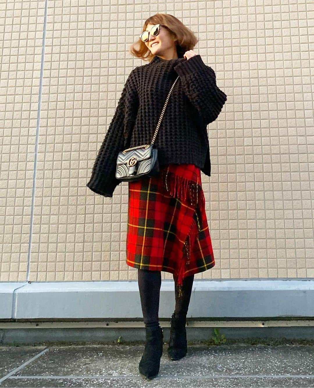 mimimimiyoのインスタグラム：「＠uniqloのこのスカート、ほんとお気に入りなってしまった！❤️ この間はぴったりトップスと合わせたけど、ざっくりニットとも、もちろんタイツ、というか寒がりのわたしは下に趙極暖のレギンスはいてる！ トップスのなかにも極暖着てるし！暖かさ無敵！笑 いろんなコーディネートで楽しみたいスカート。このスカートを使ったまた違うコーデも載せますね。 わたしはサイズ64を履いています。 ・ スカート @uniqlo #フリンジスカート #uniqlo#ユニクロコーデ#pr ニット#kastane バッグ#gucci  レギンス#uniqlo ・ ・ ・ ・ #coordinate#コーディネート#コーデ#FASHION#ファッション#ootd_cob#着回しコーデ#ponte_fashion#kurashiru#大人カジュアル#ロカリ#mineby3mootd#uniqloginza @uniqlo_ginza#毎日ユニクロ」