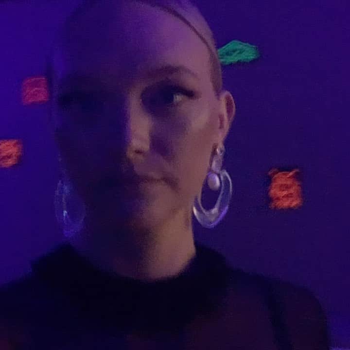 のインスタグラム：「Touring the Basquiat and Keith Haring exhibit at the NGV gala with @_mimco #ngvgala #mimco」
