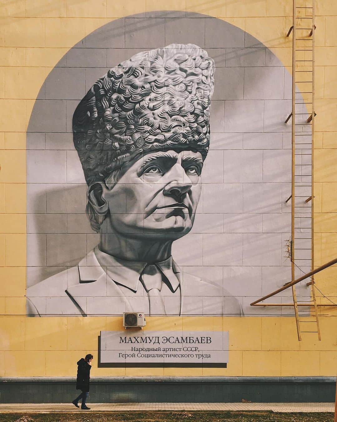 Ilya Mikhailovさんのインスタグラム写真 - (Ilya MikhailovInstagram)「Рисунок на стене, например, кайфовый. 👍 Интересно, почему кондиционер повесили именно туда, где он сейчас висит? 🤔 #Чечня #Грозный」11月30日 17時28分 - mikhailovim