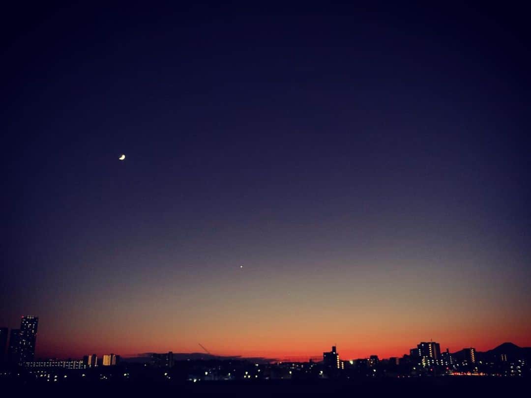 のインスタグラム：「🌙⭐️🗻 #三日月 #CrescentMoon #🌙 #一番星 #FirstStar #⭐️ #富士山 #MtFuji #🗻 #iPhoneXSで撮影 #MYTOKYOIS #TokyoTokyo」