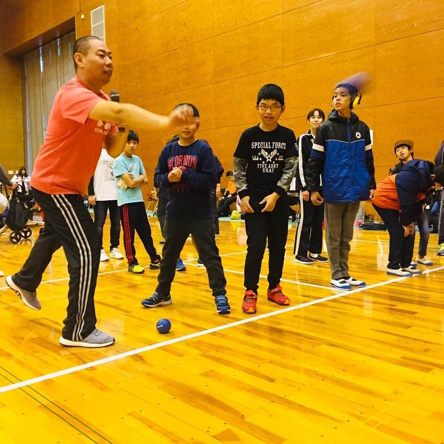 松本康太さんのインスタグラム写真 - (松本康太Instagram)「今日は『あいサポートスポーツフェスティバル2019 in 山口県』でサバンナ八木さんとレギュラーでパラリンピックのスポーツ(パラスポーツ)を体験するイベントに参加しました＼(^o^)／！ラストは餅まきでした♪山口県は餅まき文化が今でもあって、良くイベントで餅まきをするのだそうです♪  #山口県 #維新百年記念公園 #パラリンピック #パラスポーツ #レギュラー #あるある探検隊 #レギュラー松本 #サバンナ八木  さん#あいサポートスポーツフェスティバル #餅まき #スポーツの秋」11月30日 17時21分 - aruarutankentai.matsumoto