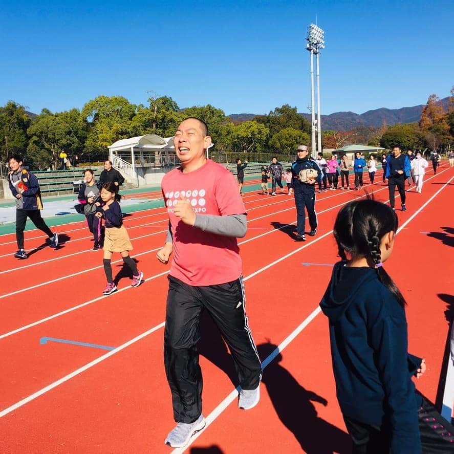 のインスタグラム：「今日は『あいサポートスポーツフェスティバル2019 in 山口県』でサバンナ八木さんとレギュラーでパラリンピックのスポーツ(パラスポーツ)を体験するイベントに参加しました＼(^o^)／！ラストは餅まきでした♪山口県は餅まき文化が今でもあって、良くイベントで餅まきをするのだそうです♪  #山口県 #維新百年記念公園 #パラリンピック #パラスポーツ #レギュラー #あるある探検隊 #レギュラー松本 #サバンナ八木  さん#あいサポートスポーツフェスティバル #餅まき #スポーツの秋」