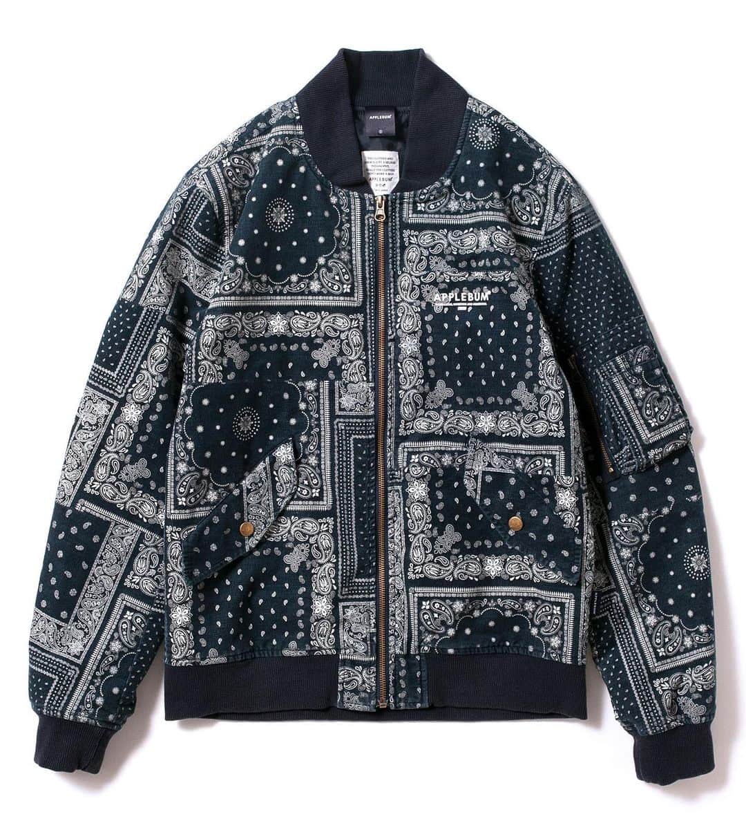 のインスタグラム：「‪【NEW ARRIVAL】‬ 商品コード : 1920606 Corduroy Bandanna MA-1 Jacket  Price: 22,800円（税別）  絶妙な古着感を表現したバンダナ柄MA-1ジャケット。 生地で硫化染めをしているため、柔らかな素材感を保ち色落ちの風合いを楽しめます。 また、製品後に微量のパウダー加工を施し他にはない独特な味わいを持たせました。 左胸にはロゴと「REBELLIOUS, INVENTIVE AND HUMOROUS」(反骨と発明とユーモア)、「TOKYO」の文字を、背中にはロゴをプリントしました。 ※生地の裁断箇所によってペイズリー柄の位置が異なります。 ※この商品は製品染をしているため色移りする可能性がございます。  他の製品と一緒に洗濯をしないようご注意ください。  在庫は実店舗と兼ねておりますので、先に店舗の方で売り切れてしまうおそれもございます。 在庫管理には細心の注意を払っておりますが、ご注文の時間帯によっては差異が生じる場合がございます。 ご理解くださいますようお願い申し上げます。  電話通販も可能ですので、お気軽にお問い合わせ下さい✨  ダンサーズコレクション原宿店 ☎03-5474-9575  #APPLEBUM #コーデュロイ  #ＭＡ-1 #autum #winter  #ダンコレ #ダンサーズコレクション #dancerscollection #tokyo #harajuku」