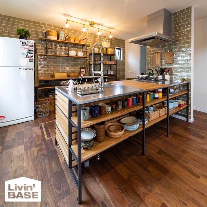 suzukuri さんのインスタグラム写真 - (suzukuri Instagram)「【GO OUTの家“Livin' BASE”】⁠ GO OUTがつくる基地のような家「Livin' BASE」のキッチンは、家族の笑顔が見える対面式。⁠ .⁠ キッチンは、黒いメタルフレームと木材を組み合わせた雰囲気のあるキッチン。⁠ ･⁠ ダイニング側には、無垢の木材の棚板を設置。⁠ お気に入りのテーブルウェアをディスプレイすれば、暮らしを気ままに描き出す楽しさが広がります。⁠ ･⁠ ･⁠ ▶アウトドアファッション誌「GO OUT」と考えた家、「Livin' BASE」が完成！詳細はプロフィールリンクから→@suzukuri.official⁠ ･⁠ ･⁠ #goout⁣ #livinbase ⁣#リヴィンベース⁣ #基地⁣ #base ⁣#DJブース #ホームパーティ⁣#リビング #インダストリアルテイスト ⁣#ヴィンテージテイスト⁣ #男前インテリア⁣ #暮らしのアイデア⁣ #暮らしを楽しむ⁣ #新モデル #企画住宅 #規格住宅 #家づくり #マイホーム #マイホーム計画中 #新築 #一戸建て #住宅 #住まい #暮らし #ライフスタイル #間取り #suzukuri #趣味部屋 #キッチン #趣味部屋」11月30日 17時30分 - suzukuri.official