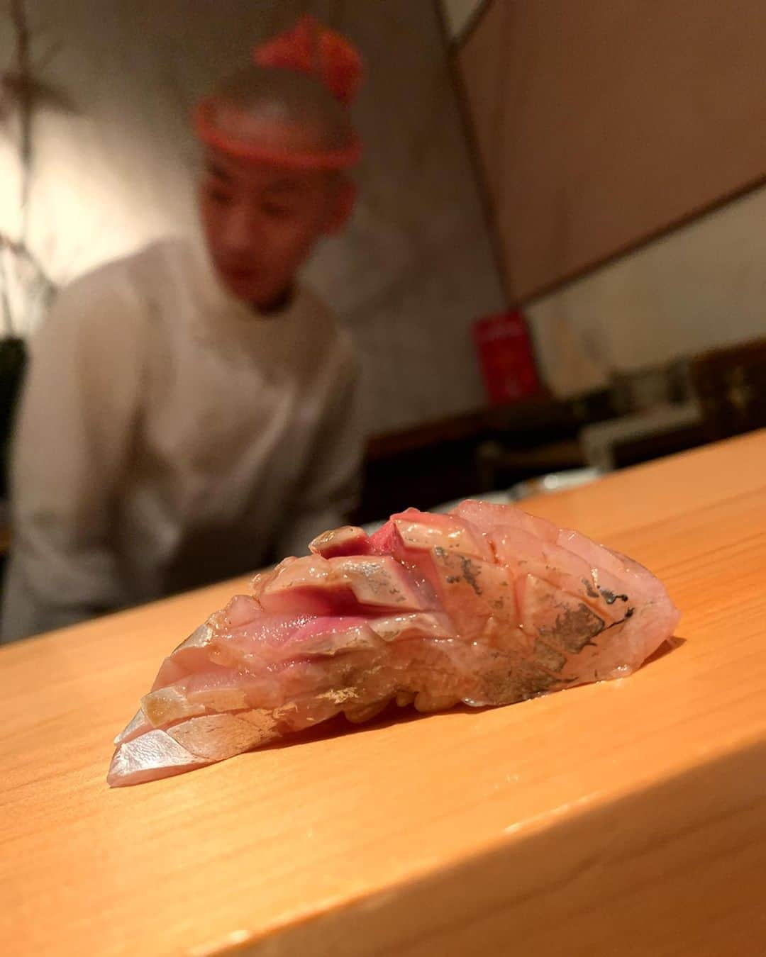 濱野りれさんのインスタグラム写真 - (濱野りれInstagram)「-— Sushi 'Takamitsu' I heard the rumors about 'Takamitsu' branding, but it was amazing and more entertaining than I expected. The amount of sea urchins that can not be eaten is lined up, tuna is put on Louis Vuitton and tuna shaped Hermes, Omg I was surprised from beginning to end!! thanks you for presented such a luxury time🦋✨ -— 鮨 『尚充』へ‼️ ブランドのパフォーマンスの噂はお聞きしていたけれど想像以上のエンターテイメントでした😍✨✨ こんなに食べれない！ってくらいのウニが並び、ルイヴィトンの上にマグロが載せられまぐろはエルメスのH型に...笑 もう終始笑ってたし楽しかった😍💖 ラグジュアリーな時間をありがとうございました🌹 また是非お邪魔させてください🦋✨ -— #rirelog#sushitakamitsu#takamitsu#nakameguroeats#sushistagram#sushimania#sushilover#japanesefood#japanesefoodlover#tokyoeats#tokyogourmet#tokyojapan#eatlover#lovesushi#michelinstarfood#michelinrestaurant#chanel#louisvuitton #鮨尚充 #美食#寿司#日本#和食#日本食 #中目黒グルメ#予約困難店#お寿司#食べログ高評価#ミシュラン一つ星#ミシュラン」11月30日 17時30分 - riregram