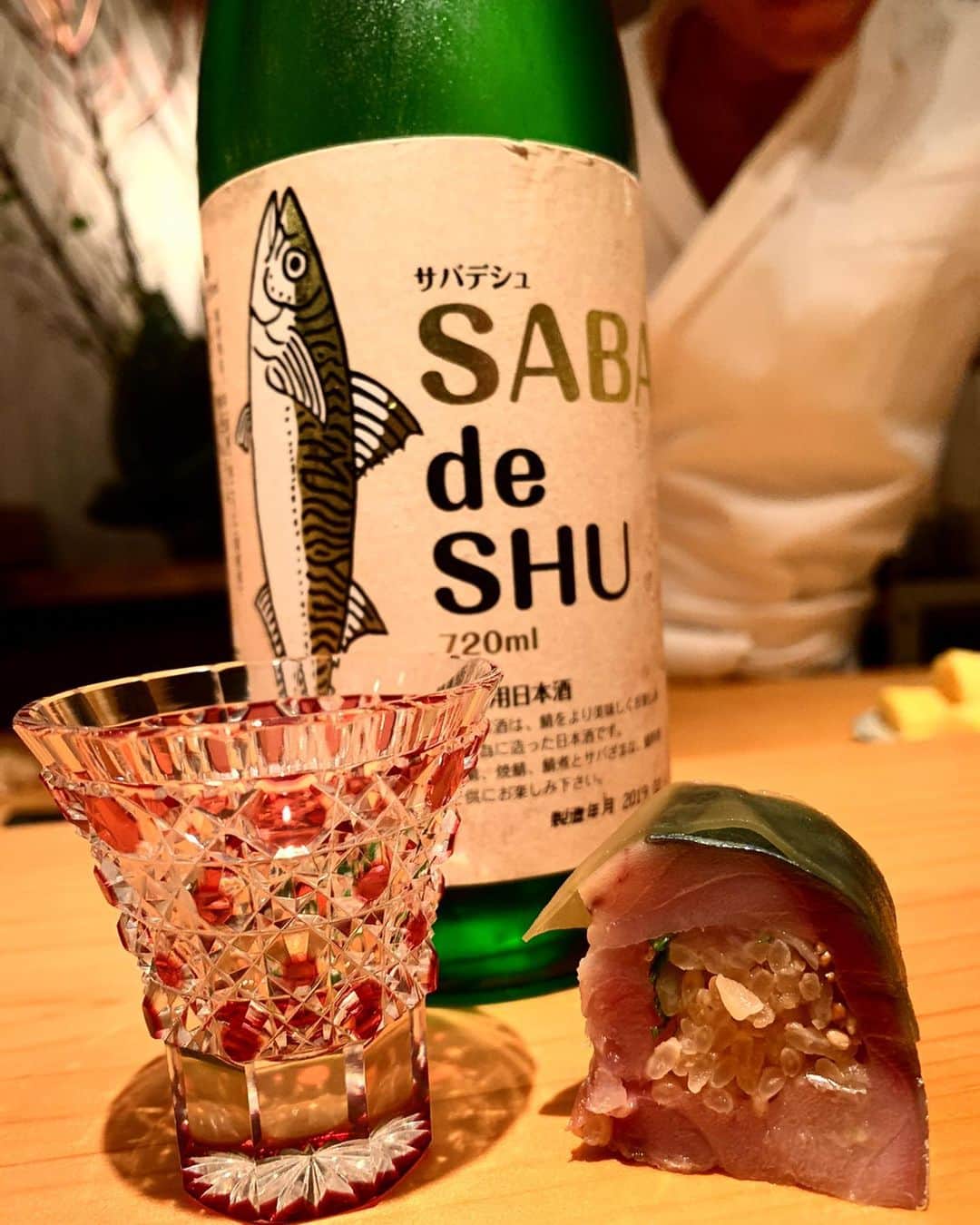 濱野りれさんのインスタグラム写真 - (濱野りれInstagram)「-— Sushi 'Takamitsu' I heard the rumors about 'Takamitsu' branding, but it was amazing and more entertaining than I expected. The amount of sea urchins that can not be eaten is lined up, tuna is put on Louis Vuitton and tuna shaped Hermes, Omg I was surprised from beginning to end!! thanks you for presented such a luxury time🦋✨ -— 鮨 『尚充』へ‼️ ブランドのパフォーマンスの噂はお聞きしていたけれど想像以上のエンターテイメントでした😍✨✨ こんなに食べれない！ってくらいのウニが並び、ルイヴィトンの上にマグロが載せられまぐろはエルメスのH型に...笑 もう終始笑ってたし楽しかった😍💖 ラグジュアリーな時間をありがとうございました🌹 また是非お邪魔させてください🦋✨ -— #rirelog#sushitakamitsu#takamitsu#nakameguroeats#sushistagram#sushimania#sushilover#japanesefood#japanesefoodlover#tokyoeats#tokyogourmet#tokyojapan#eatlover#lovesushi#michelinstarfood#michelinrestaurant#chanel#louisvuitton #鮨尚充 #美食#寿司#日本#和食#日本食 #中目黒グルメ#予約困難店#お寿司#食べログ高評価#ミシュラン一つ星#ミシュラン」11月30日 17時30分 - riregram