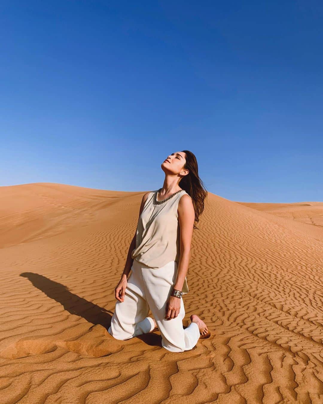 のインスタグラム：「ここは現実❓それとも幻想❓ 赤い砂漠を探検したことは、 今回のはドバイの旅行の中で感動した場所のひとつ🏜✨ ・ This is real or a mirage?!?🌟💫✨ One of my favorite locations of this trip to Dubai was exploring Red Sand Dunes🏜✨ ・ #redsand#dunes#dubai#trip #ドバイ#レッドサンド#砂漠#旅」
