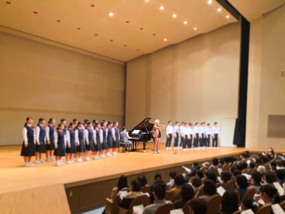 NAOTOさんのインスタグラム写真 - (NAOTOInstagram)「長崎県彼杵町での、清塚くんのコンサートにゲスト出演させて頂きました。 清塚くんが校歌を作曲した、東彼杵中学校の子供達の素敵な歌声に感動しました。 #清塚信也 #東彼杵中学校」11月30日 17時34分 - naoto_poper