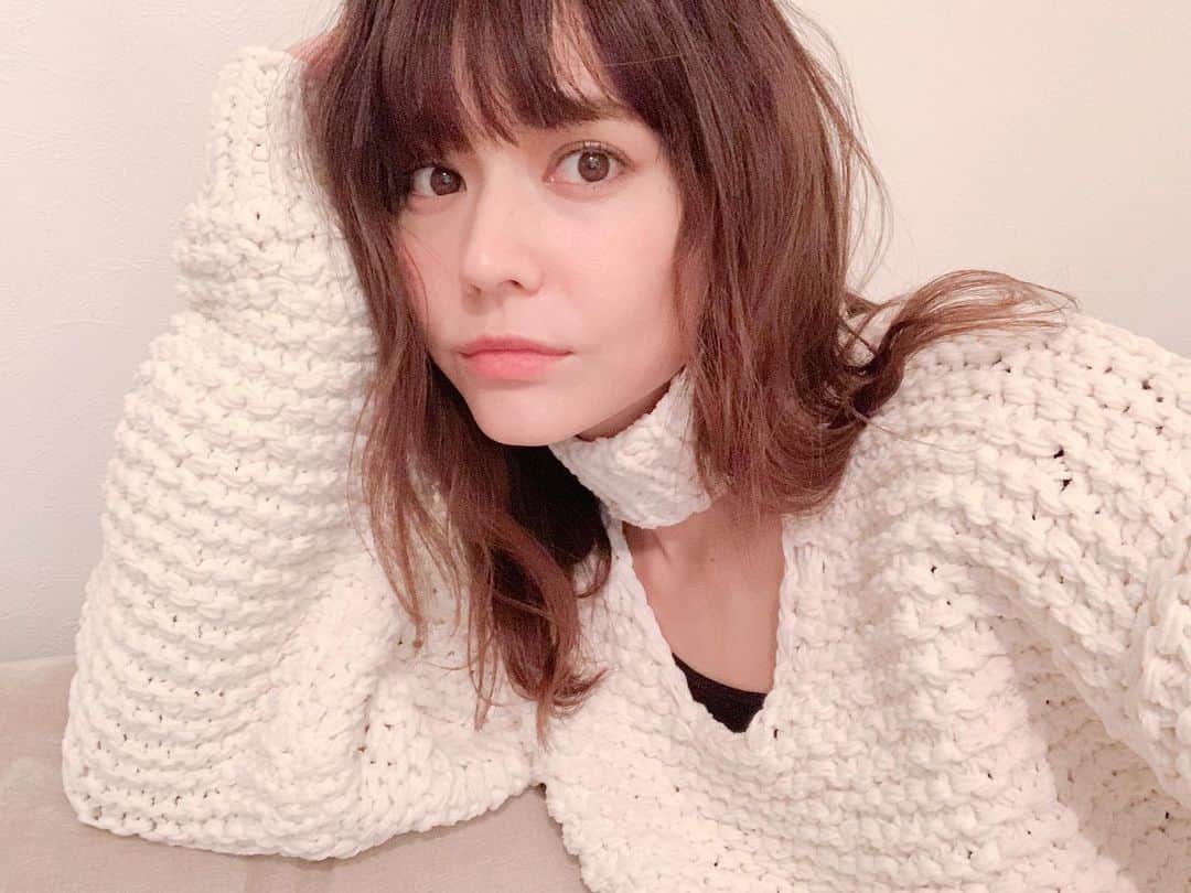 のインスタグラム：「お気に入りknit▫️◽️▫️◽️﻿ もう寒いからタートルのヒートテックと合わせよう🌬﻿ blackも可愛い…、、。 ﻿ #DonnahMabel」