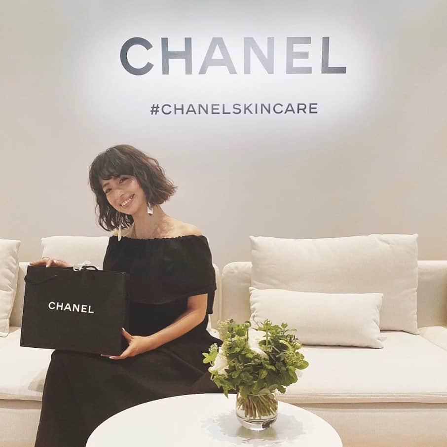 JUNNAのインスタグラム：「@chanel.beauty  上質を極めた、CHANELの最高峰スキンケアライン 「 #サブリマージュ 」  パリから来日中の原料開発ディレクターニコラ氏と研究者アーメル氏が丁寧にサブリマージュの主要成分であるマダカスカルのヴァニラのストーリーを紹介して下さいました。  CHANELが2年の歳月をかけ マダガスカルに設立したヴァニラの栽培施設。 熟考を重ねほとんどが手作業で行われる栽培から最先端のビューティーサイエンスが集約された研究所で製品が完成するまでのストーリーには感動。  CHANELのスキンケア製品のイメージが一変しました。  早速製品を手にして... 美しいジャーに入ったジェルはヴァニラシードのスクラブ！！ ヴァニラ プラニフォリアの恵みを凝縮した #サブリマージュ シリーズ。  しっとりとした濃密なうるおいに包まれ、 自宅でもうっとりするような心地よいひと時。  至福の時は心も癒してくれる。 心と身体は密接。  贅沢で貴重な機会をありがとうございました。  #chanelskincare #chanelbeauty #sublimage #CHANEL #ラッフルカラーオフショルダーワンピース」
