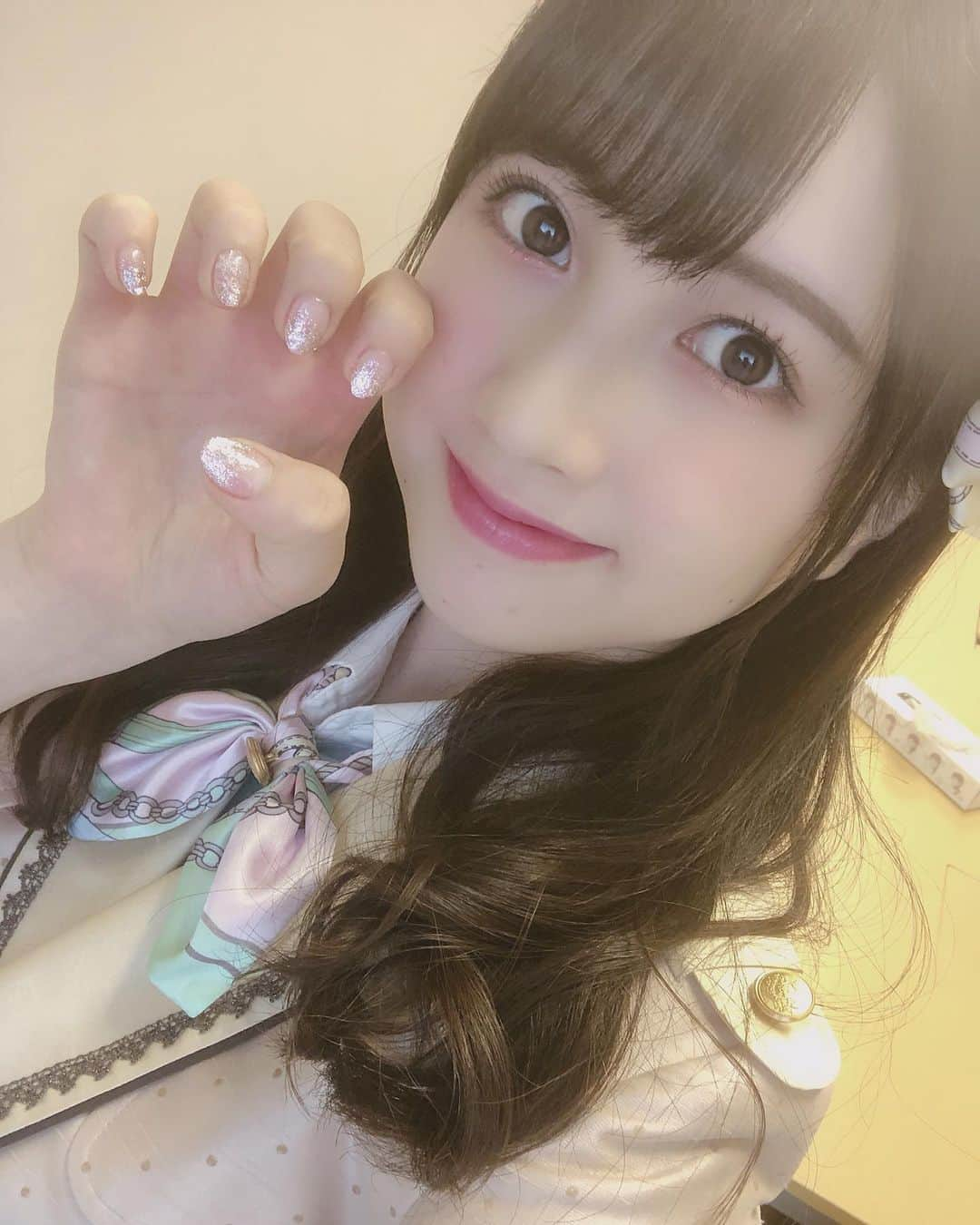 永野芹佳さんのインスタグラム写真 - (永野芹佳Instagram)「生写真撮影でした☺️ ラメグラデーションネイルにしました❄️」11月30日 17時35分 - iroziro_serika