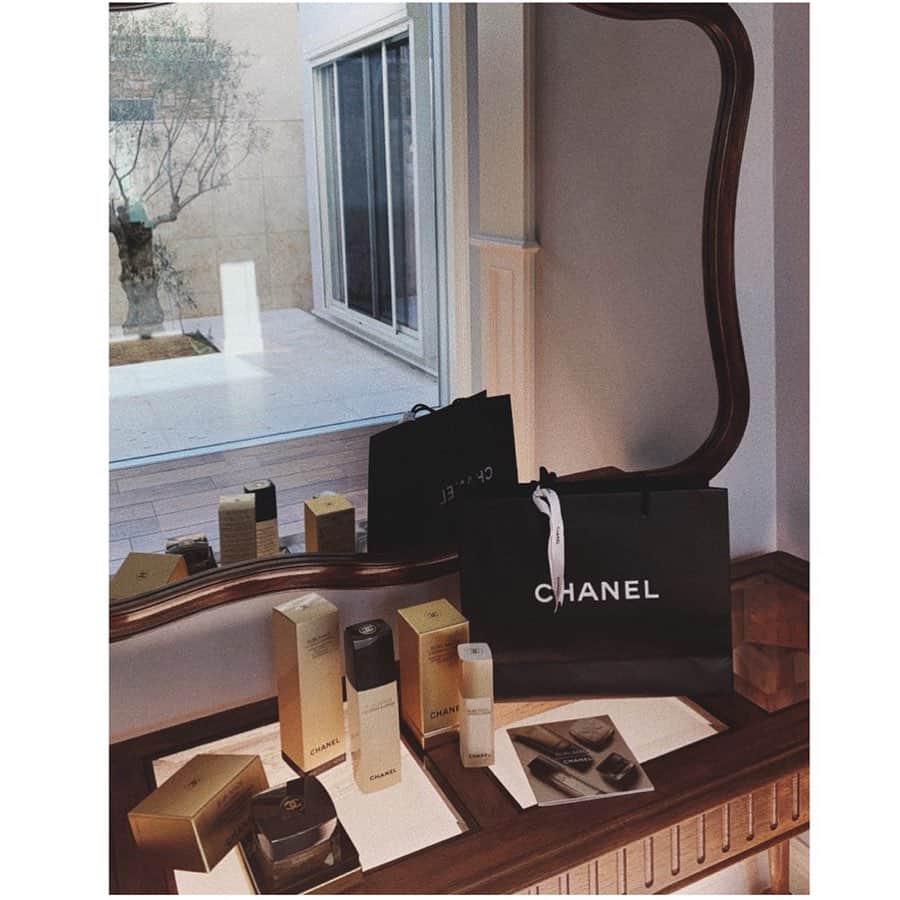 JUNNAさんのインスタグラム写真 - (JUNNAInstagram)「@chanel.beauty  上質を極めた、CHANELの最高峰スキンケアライン 「 #サブリマージュ 」  パリから来日中の原料開発ディレクターニコラ氏と研究者アーメル氏が丁寧にサブリマージュの主要成分であるマダカスカルのヴァニラのストーリーを紹介して下さいました。  CHANELが2年の歳月をかけ マダガスカルに設立したヴァニラの栽培施設。 熟考を重ねほとんどが手作業で行われる栽培から最先端のビューティーサイエンスが集約された研究所で製品が完成するまでのストーリーには感動。  CHANELのスキンケア製品のイメージが一変しました。  早速製品を手にして... 美しいジャーに入ったジェルはヴァニラシードのスクラブ！！ ヴァニラ プラニフォリアの恵みを凝縮した #サブリマージュ シリーズ。  しっとりとした濃密なうるおいに包まれ、 自宅でもうっとりするような心地よいひと時。  至福の時は心も癒してくれる。 心と身体は密接。  贅沢で貴重な機会をありがとうございました。  #chanelskincare #chanelbeauty #sublimage #CHANEL #ラッフルカラーオフショルダーワンピース」11月30日 17時35分 - junna