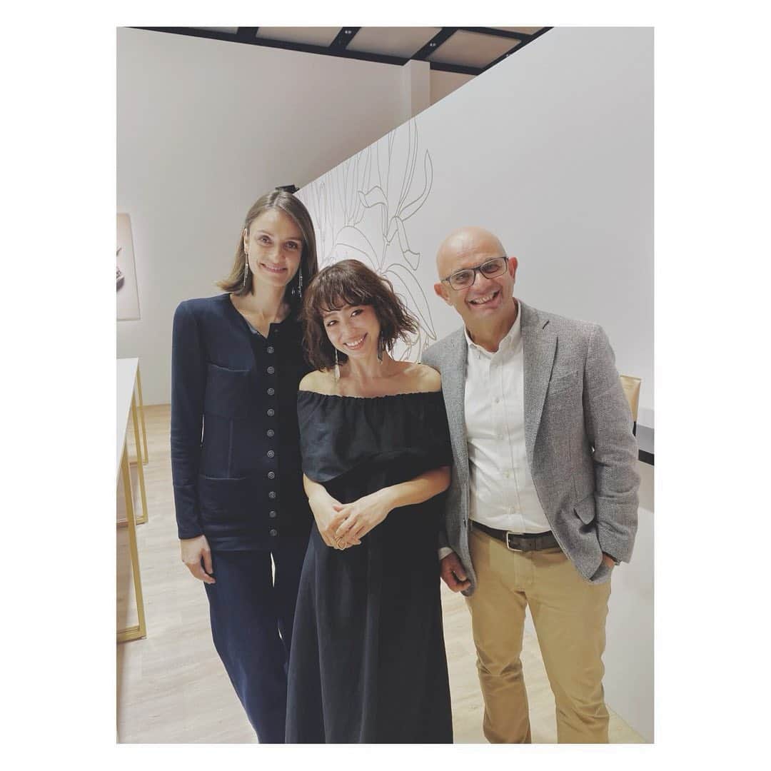 JUNNAさんのインスタグラム写真 - (JUNNAInstagram)「@chanel.beauty  上質を極めた、CHANELの最高峰スキンケアライン 「 #サブリマージュ 」  パリから来日中の原料開発ディレクターニコラ氏と研究者アーメル氏が丁寧にサブリマージュの主要成分であるマダカスカルのヴァニラのストーリーを紹介して下さいました。  CHANELが2年の歳月をかけ マダガスカルに設立したヴァニラの栽培施設。 熟考を重ねほとんどが手作業で行われる栽培から最先端のビューティーサイエンスが集約された研究所で製品が完成するまでのストーリーには感動。  CHANELのスキンケア製品のイメージが一変しました。  早速製品を手にして... 美しいジャーに入ったジェルはヴァニラシードのスクラブ！！ ヴァニラ プラニフォリアの恵みを凝縮した #サブリマージュ シリーズ。  しっとりとした濃密なうるおいに包まれ、 自宅でもうっとりするような心地よいひと時。  至福の時は心も癒してくれる。 心と身体は密接。  贅沢で貴重な機会をありがとうございました。  #chanelskincare #chanelbeauty #sublimage #CHANEL #ラッフルカラーオフショルダーワンピース」11月30日 17時35分 - junna