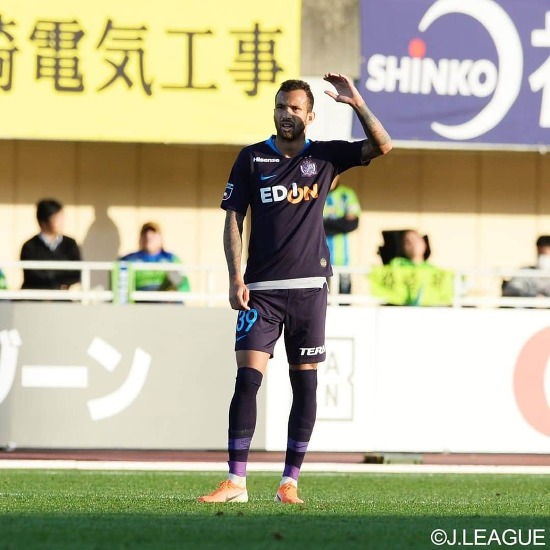 サンフレッチェ広島さんのインスタグラム写真 - (サンフレッチェ広島Instagram)「. ⚽明治安田生命J1リーグ第33節　試合結果⚽ 湘南ベルマーレ　1-0　サンフレッチェ広島 前半：1-0 後半：0-0  最後まで相手ゴールを割ることができず、悔しい敗戦となりました。 アウェイゲームながらもたくさんのご声援をありがとうございました。  #荒木隼人 選手 #森島司 選手 #青山敏弘 選手 #レアンドロペレイラ 選手 #sanfrecce  #ICHIGAN」11月30日 17時35分 - sanfrecce.official