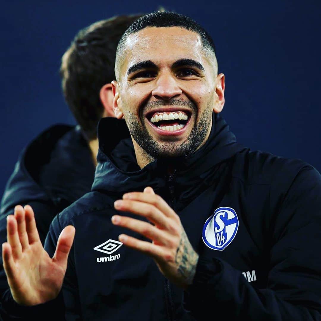 シャルケ04さんのインスタグラム写真 - (シャルケ04Instagram)「W E E K E N D  F E E L I N G 😃 . .  #S04FCU #Schalke #S04 #Mascarell #Football #Soccer #Bundesliga #Knappen #WirLebenDich #🔵⚪️」11月30日 17時39分 - s04