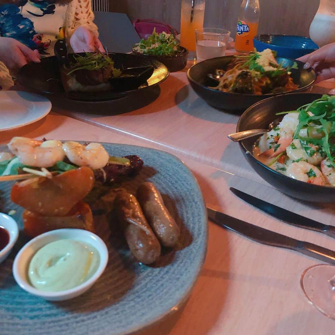 小峰みこさんのインスタグラム写真 - (小峰みこInstagram)「2日目の夜はジビエ料理を食べたよ🍖🍴 クロコダイル、カンガルー、オーストラリア牛のお肉、エミューのソーセージ、バラマンダ(スズキの一種)のソテーなどなど🐊🦘🐟 . ワニはあっさり系！ カンガルーとエミューは、独特な感じ笑 . 他にもたくさん食べたよ😋 エビ大好き🦐 . #ケアンズ旅行 #オーストラリア旅行 #ジビエ #オーカーレストラン # Cairns #Australia #出差 #旅女子 #australiagram #australianfood #ochrerestaurant #餐 #Makan #식사 #먹거리 #好呷 #맛있는 #yummy」11月30日 17時44分 - mico_19911201