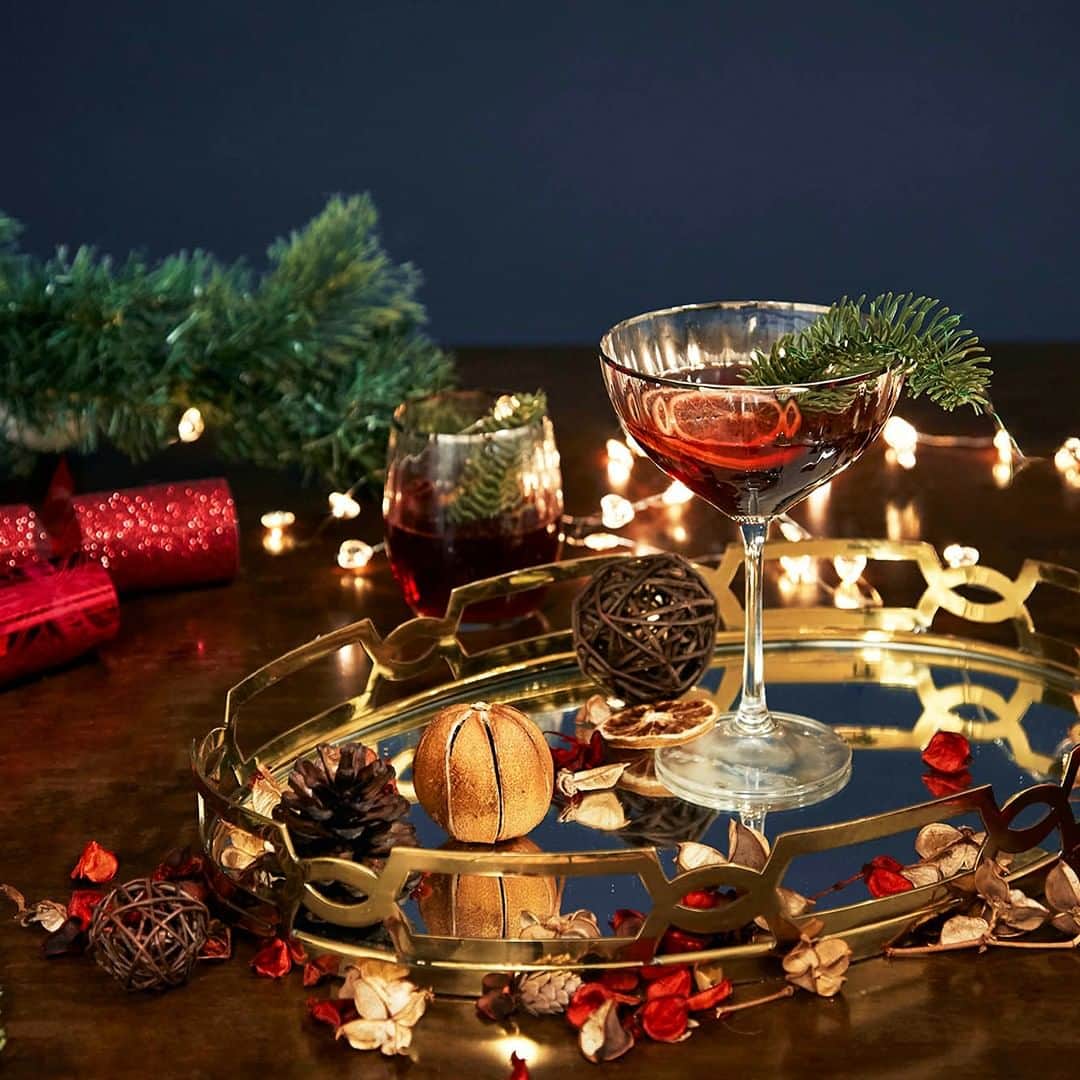 ローラアシュレイのインスタグラム：「Cheers to gorgeous glassware 🥂 Plan in advance what beverages you'll be offering guests and make sure you have the appropriate glassware to accommodate their needs whilst complementing your festive colour palette. Enjoy 40% off selected dining & entertaining until Monday #BlackFriday」