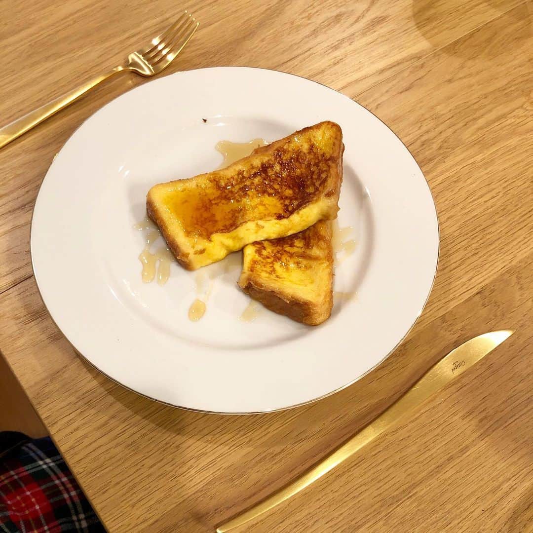 のインスタグラム：「. . たまごが期限切れの前に 作るフレンチトースト🤤💓 . . そろそろココア買い足そう☕️ . . #フレンチトースト#片桐ゆたか #Frenchtoast#yutakakatagiri」