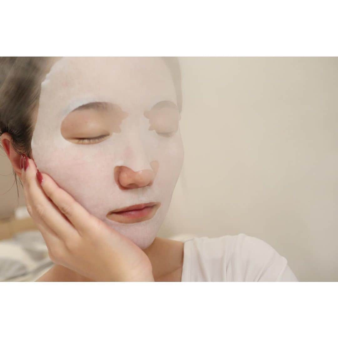 リナさんのインスタグラム写真 - (リナInstagram)「本格的に寒くなってきたので、 保湿は念入りに🛁 . 今夜はお風呂上がりに スチーマーをしながら Tamahana-珠花 【モイスト エクセレントマスク】で念入り保湿ケア🌙 . 最近使い始めた Tamahanaシリーズは、 アコヤ貝の真珠から獲れた美容成分をはじめ ヒアルロン酸やグリチルリチン酸などが配合されたスキンケア★ . エクセレントマスクは、 厚手のシートに美容成分がたっぷりと染み込んだふかふか、 しっとりマスク❤︎ . なにより香りが好みで、 マスク時間が癒しの時間に早変わり🌟 . 華やかなワイルドローズ、ゼラニウム、ブルガリアローズの香りに ベルガモット、レモン、 深みのあるベチバーが香る 「フローラルローズの香り」なんです🌹 . 翌朝までしっとりもっちりとした肌が続いて、 メイクのりもいい感じだよ🙌 ---------------------------- Tamahana公式Instagram （ @tamahana_cosme ）にて、 抽選で人気商品が無料で当たる 「2019年冬！Tamahanaのコスメキャンペーン」を 12月1日〜12月31日まで開催するみたい☝️ 条件は公式アカウント（ @tamahana_cosme ）をフォローして情報解禁を待つだけ😉 オススメコスメが無料でもらえるチャンス★ 是非この機会にフォロー&キャンペーン参加してみてね🙌 ------------------------------- #tamahana #珠花 #珠花コスメ #cosmetics #ジュエリーブランドコスメ#真珠コスメ #モイスチュアリペアエッセンスエクセレント #高機能美容液 #先行美容液 #ツバメの巣エキス #スキンケア #skincare #女子力向上委員会 #女子力アップ」11月30日 17時51分 - 1010koki0218