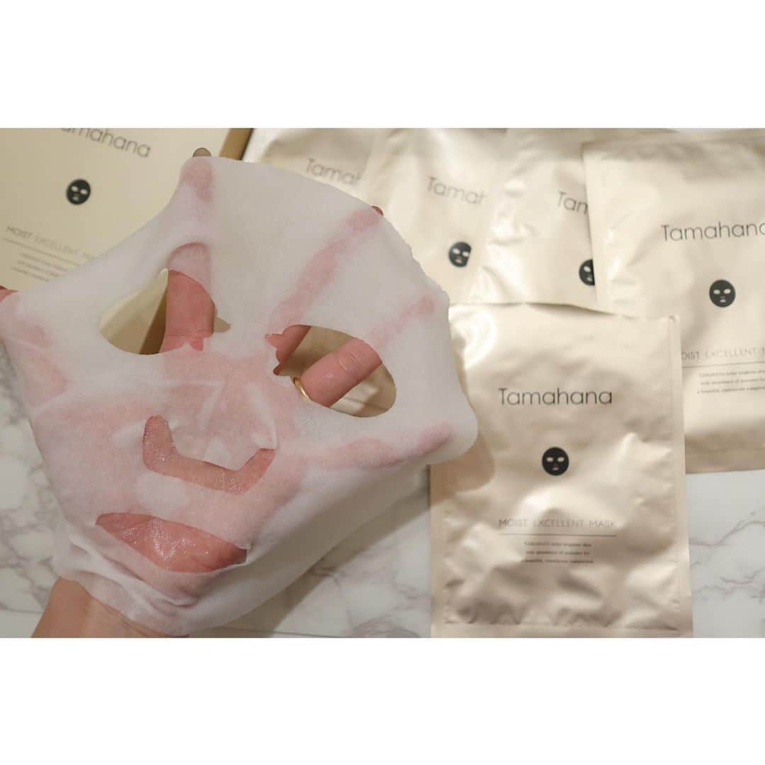 リナさんのインスタグラム写真 - (リナInstagram)「本格的に寒くなってきたので、 保湿は念入りに🛁 . 今夜はお風呂上がりに スチーマーをしながら Tamahana-珠花 【モイスト エクセレントマスク】で念入り保湿ケア🌙 . 最近使い始めた Tamahanaシリーズは、 アコヤ貝の真珠から獲れた美容成分をはじめ ヒアルロン酸やグリチルリチン酸などが配合されたスキンケア★ . エクセレントマスクは、 厚手のシートに美容成分がたっぷりと染み込んだふかふか、 しっとりマスク❤︎ . なにより香りが好みで、 マスク時間が癒しの時間に早変わり🌟 . 華やかなワイルドローズ、ゼラニウム、ブルガリアローズの香りに ベルガモット、レモン、 深みのあるベチバーが香る 「フローラルローズの香り」なんです🌹 . 翌朝までしっとりもっちりとした肌が続いて、 メイクのりもいい感じだよ🙌 ---------------------------- Tamahana公式Instagram （ @tamahana_cosme ）にて、 抽選で人気商品が無料で当たる 「2019年冬！Tamahanaのコスメキャンペーン」を 12月1日〜12月31日まで開催するみたい☝️ 条件は公式アカウント（ @tamahana_cosme ）をフォローして情報解禁を待つだけ😉 オススメコスメが無料でもらえるチャンス★ 是非この機会にフォロー&キャンペーン参加してみてね🙌 ------------------------------- #tamahana #珠花 #珠花コスメ #cosmetics #ジュエリーブランドコスメ#真珠コスメ #モイスチュアリペアエッセンスエクセレント #高機能美容液 #先行美容液 #ツバメの巣エキス #スキンケア #skincare #女子力向上委員会 #女子力アップ」11月30日 17時51分 - 1010koki0218