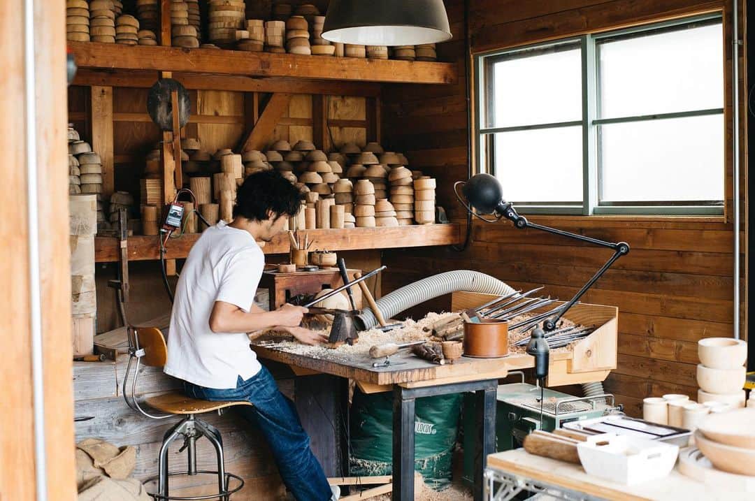 graf studioさんのインスタグラム写真 - (graf studioInstagram)「【 イベントのお知らせ 】﻿ 12月14日(土)から行われる、「ろくろ舎 POP UP SHOP -オンリー椀受注会-」。﻿ 開催初日にはろくろ舎代表の酒井義夫氏と、grafの家具・プロダクトデザイナーの松井貴によるトークイベントを行います。﻿ 作り手の領域にとどまらず様々に活動する両者のこだわり、ものづくりに対する想いなどを語り合います。﻿ ﻿ またろくろ舎の汁椀、grafのオリジナルめし碗を使って食事もお楽しみいただけますので、是非この機会にご参加下さい。﻿ ﻿ [ 概要 ]﻿ 日程 / 12月14日(土)﻿ 時間 / 19:30-21:00(受付18:30-)﻿ 場所 / graf studio 1F(大阪市北区中之島4-1-9)﻿ 定員 / 12名 ※要予約(12月11日以降のキャンセルは参加費の半額をご負担いただきます。)﻿ 参加費 / ¥3,000+tax(料理は炊き込みご飯、具沢山の汁物を予定しております。)﻿ ﻿ 問い合わせ : graf studio shop(担当 : 宮内)﻿ tel : 06-6459-2100﻿ mail : shop@graf-d3.com﻿ ﻿ #graf #grafstudio #grafstudioshop #grafstudiokitchen #ろくろ舎 #オンリー椀 #汁椀 #オーダー #カスタムオーダー #トークショー #ものづくり #食事会 #大阪 #中之島 #福井 #鯖江」11月30日 18時03分 - graf.studio