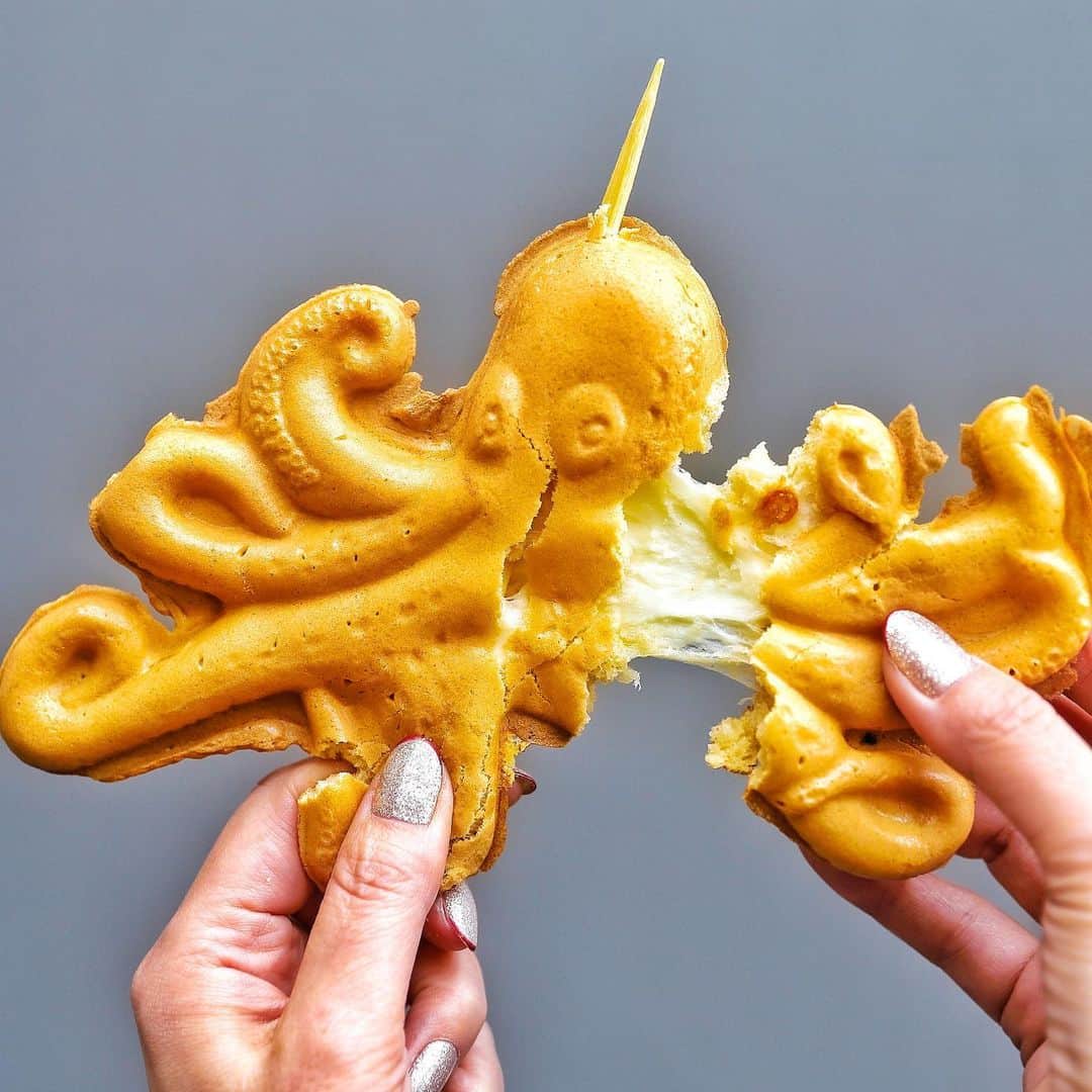 きょん。さんのインスタグラム写真 - (きょん。Instagram)「. .  丸幸水産 寺町店  ある意味これは もっとも たこ焼きなのではないか、 と思う。  たこ焼きさん売られている 日本初らしい こちらのたこ焼き(カステラ)、 済州島では名物らしい🐙  触手を引っ張れば チーズが ビヨーーーン って伸びます ビヨーーーンって。  #丸幸水産#takoyaki#octopusballs」11月30日 18時04分 - kyon_tokiiro