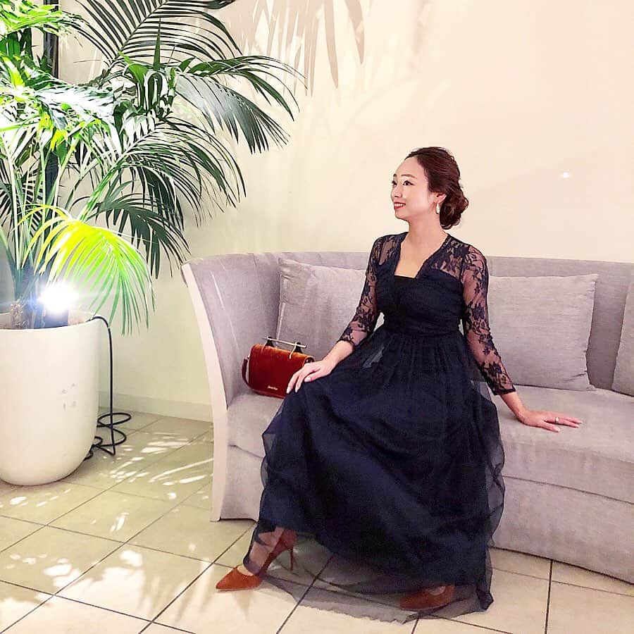 石田美奈子のインスタグラム：「𝕆𝕦𝕥𝕗𝕚𝕥. . 少し前ですが、大好きな友人の#結婚式二次会 へ💛 幸せいっぱいな友人がいつも以上にキラキラしていて、本当に綺麗でした🥺 . #ドレス はASOSのもの👗 デザインがおしゃれで好きなブランド。 お値段お手頃だしサイズ展開も豊富なので、パーティーや#結婚式お呼ばれ 用のドレスを探している方におすすめ☺︎ ワンピースも可愛いものがたくさんありますよ😊 私はいつも#BUYMA で注文しています♫ . ヘアはドレスに合わせて#アップスタイル にしてもらいました☺︎ (2枚目の写真) . dress … #asos @asos shoes … #manoloblahnik @manoloblahnikhq . 👗→ #minako_fashion . #fashion #outfit #ootd #結婚式コーデ #シニヨンアレンジ #ロングドレス #165cm」