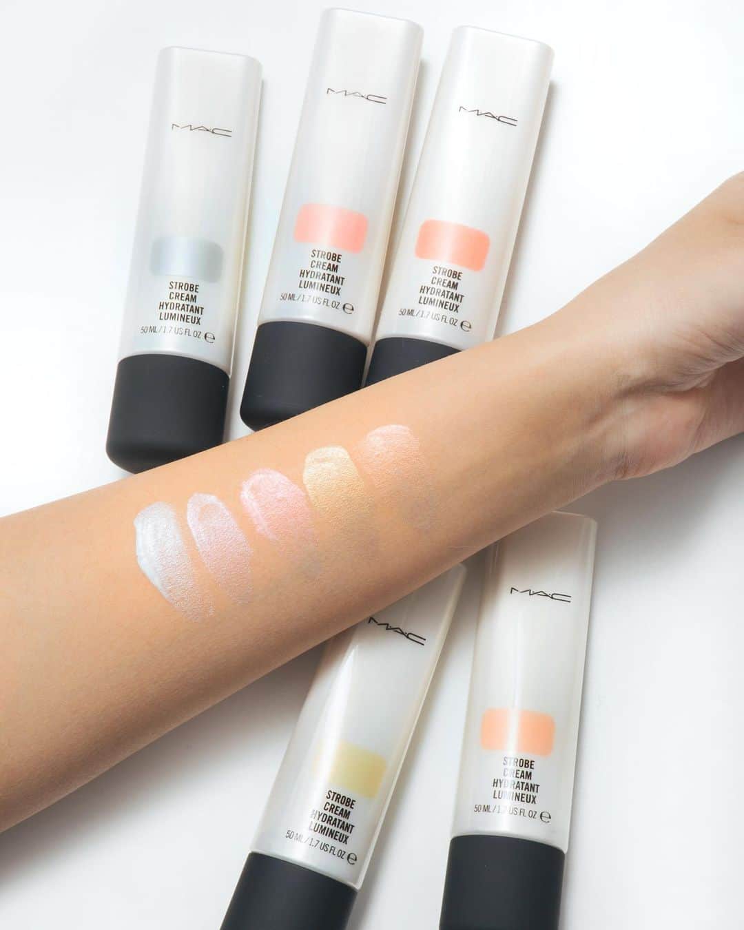 M∙A∙C Cosmetics Japanのインスタグラム：「ㅤ 全５色の大人気下地ストロボクリームで“ストロボライト”を浴びたような輝きを 肌悩みやなりたいイメージに合わせて選べる色展開と、乾燥に負けない保湿力もロングセラーの理由 デコルテなどボディにも使用出来てドレスアップにマストハブなアイテム ㅤ 左から シルバーライト、ピンクライト、レッドライト、ゴールドライト、ピーチライト ㅤ DESIGN: M·A·C ARTIST RINO KASAI @rino416⠀@macprotokyo PHOTO: @takaki_iwata ㅤ M·A·C公式オンラインショップ, 全国のM·A·C店舗にて 超特急限定ビジュアルが展開＆キャンペーン実施中✨ #MACXBULLETTRAIN ㅤ インスタグラム＆ツイッタープレゼントキャンペーン実施中 詳しくは @MACCosmeticsJapan プロフィールページまで ㅤ 《 #MACXBULLETTRAIN オリジナルポーチ＆カードをプレゼント！》 対象製品（ストロボクリーム*全5色）を1点以上お買いあげの方にオリジナルカードを、対象製品1点以上を含む6,600円（税込）以上お買いあげの方にオリジナルポーチとオリジナルカードをプレゼントいたします。*MINI MAC除外 ㅤ *M·A·C公式オンラインショップ・全国のM·A·C店舗にて先着順で限定数を配布予定、限定数がなくなり次第終了 *ポーチ、カードのどちらかがなくなった場合、税込6,600円以上購入してもどちらかのみのお渡しとなります *ポーチ、カードのプレゼントはオンラインショップ、店頭共にお1人様１会計につき１回まで *カードの種類はお選びいただけません *M·A·C公式オンラインショップは、11月29日（金）AM10:00開始予定となります ㅤ ㅤ M･A･Cがメイクを手掛けた超特急の全ルックと表紙が掲載されるNYLON JAPAN1月号もお見逃しなく！ ㅤ ㅤ @bullettrain8 @nylonjapan @rumikoikedaharrismakeup  #MACCosmeticsJapan #MACコスメ #MACCosmetics #MAC #MACStrobecream #MACFixplus #ストロボクリーム #ストロボ #ツヤ肌 #下地 #フィックスプラス #超特急 #NYLONJAPAN #NYLONJP」