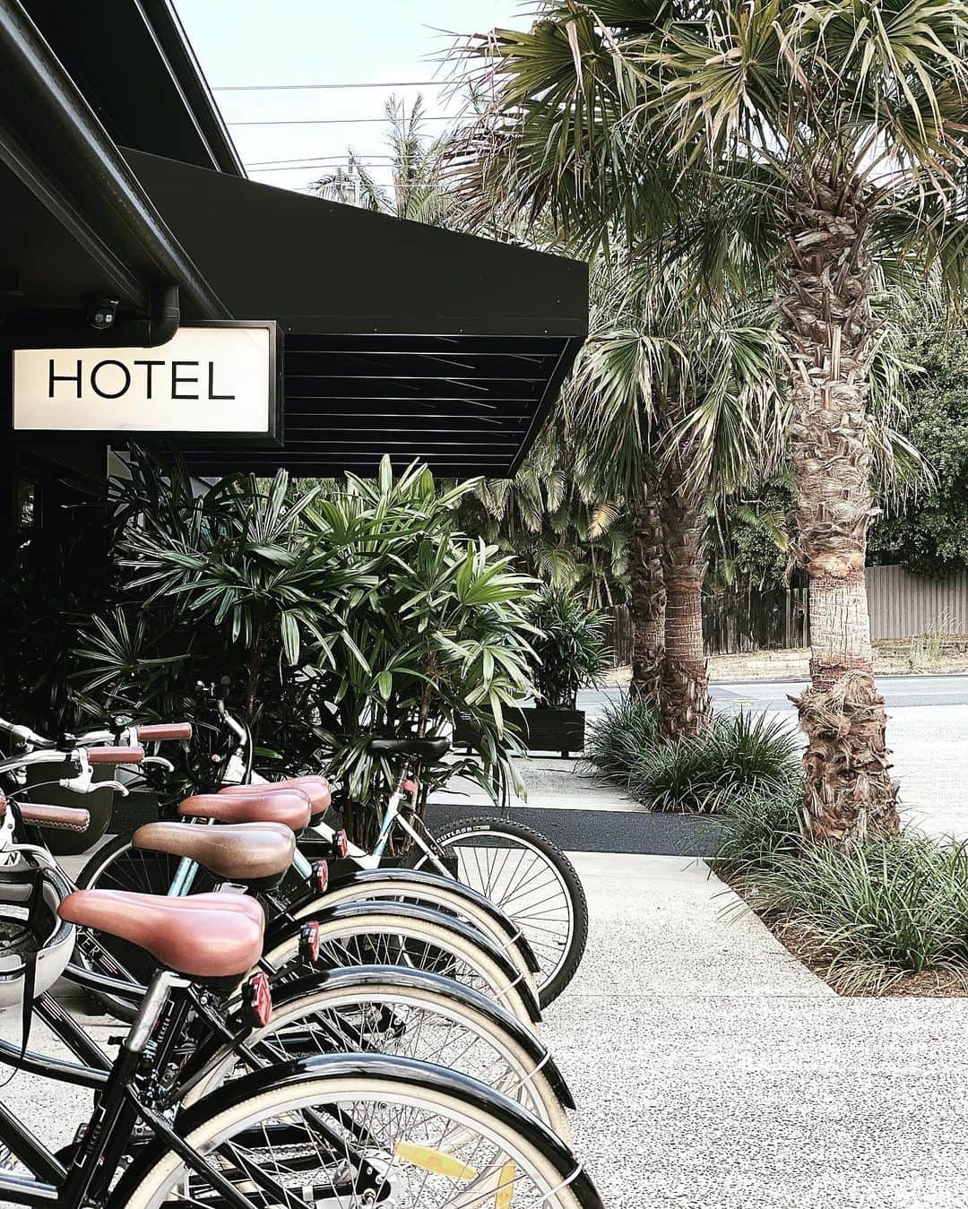 サマンサウィルスのインスタグラム：「🖤For any monochrome interior lovers (🙋🏼‍♀️), I just posted a room tour of @the_bower_byron_bay — One of the many incredible properties by a Taliah Lowry who is the creative mastermind behind @byron_beach_abodes -SWx」