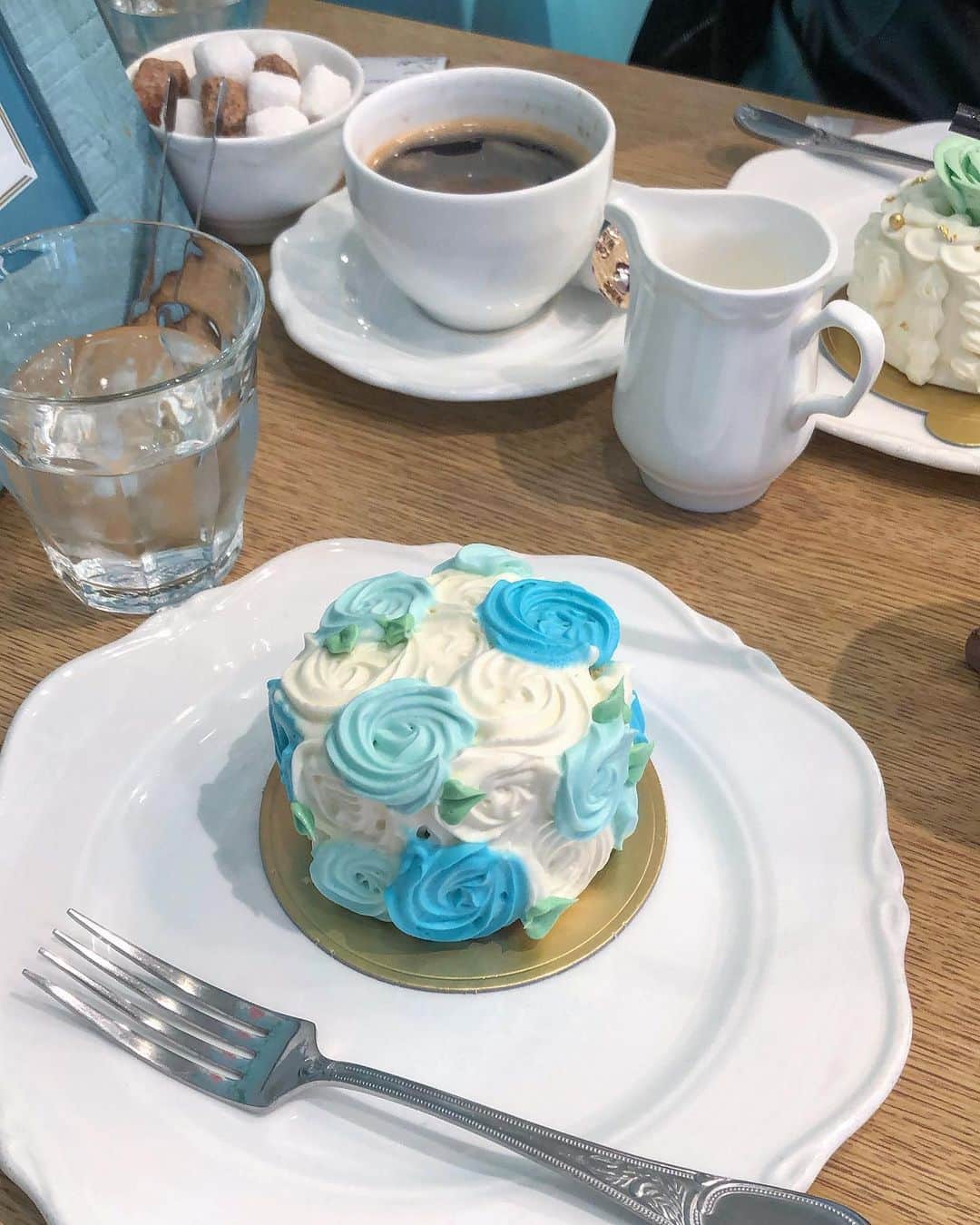 NaNaHoさんのインスタグラム写真 - (NaNaHoInstagram)「このケーキの150倍くらいの会話量だったデート  여기 케이크 존예.......먹기 아깝다가 걍 다 먹음」11月30日 18時00分 - nanaho_tempurakidz