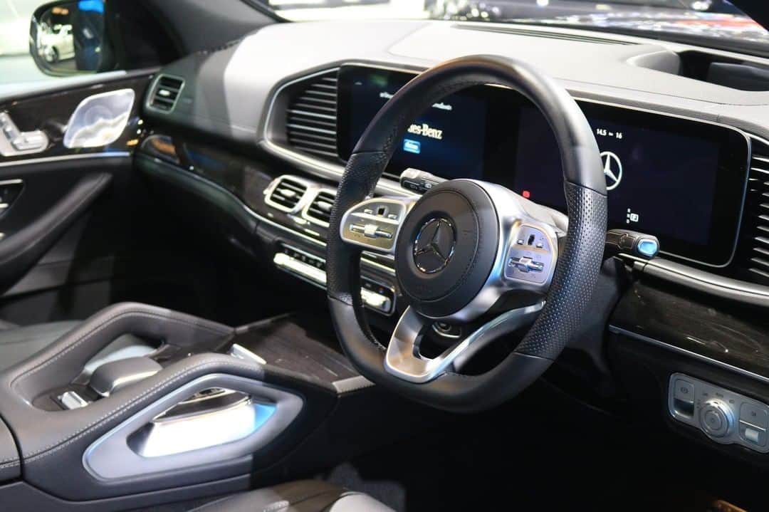 Mercedes-Benz Thailandさんのインスタグラム写真 - (Mercedes-Benz ThailandInstagram)「Mercedes-Benz GLS 350 d 4MATIC AMG Premium รถยนต์อเนกประสงค์ SUV สไตล์ออฟโรดขนาด 7 ที่นั่ง เผยโฉมครั้งแรกในงาน Motor Expo 2019 พร้อมดีไซน์ที่ดูโค้งมน ผสานความแข็งแกร่งในแบบรถ SUV ได้ลงตัว พร้อมระบบมัลติมีเดียใหม่ล่าสุดกับ MBUX ที่เรียนรู้การใช้งานของผู้ขับขี่ได้อย่างอัจฉริยะ ในราคาเริ่มต้น  8,859,000 บาท ที่รอให้คุณมาสัมผัสที่งาน Motor Expo 2019  ติดตามความเคลื่อนไหวของเมอร์เซเดส-เบนซ์ ก่อนใครได้ที่ LINE Official Account @ mercedesbenzth https://line.me/R/ti/p/%40903eurew  คลิ๊ก..เพื่อรับข้อเสนอพิเศษจาก Mercedes-Benz ได้ที่นี่ https://www.mercedes-benz.co.th/MotorExpo2019  พบกันที่งาน Motor Expo 2019 วันที่ 29 พ.ย. – 10 ธ.ค.  ณ อิมแพ็ค ชาเลนเจอร์ ฮอลล์ 1 เมืองทองธานี จันทร์ – ศุกร์ 12.00 - 22.00 น.  เสาร์ – อาทิตย์ และวันหยุดนักขัตฤกษ์ 11.00 - 22.00 น.  #WhenLifeCallsForTheBest #MotorExpo2019 #MercedesBenz #GLS #MercedesBenzThailand」11月30日 18時00分 - mercedesbenzthailand