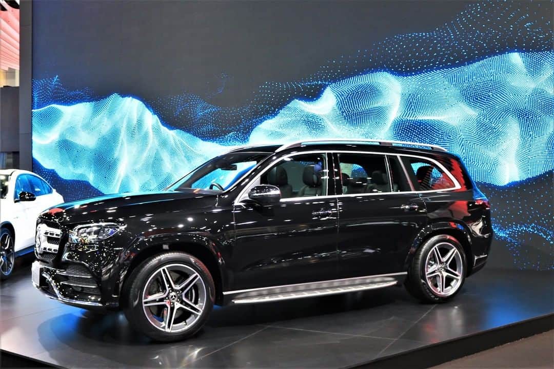Mercedes-Benz Thailandさんのインスタグラム写真 - (Mercedes-Benz ThailandInstagram)「Mercedes-Benz GLS 350 d 4MATIC AMG Premium รถยนต์อเนกประสงค์ SUV สไตล์ออฟโรดขนาด 7 ที่นั่ง เผยโฉมครั้งแรกในงาน Motor Expo 2019 พร้อมดีไซน์ที่ดูโค้งมน ผสานความแข็งแกร่งในแบบรถ SUV ได้ลงตัว พร้อมระบบมัลติมีเดียใหม่ล่าสุดกับ MBUX ที่เรียนรู้การใช้งานของผู้ขับขี่ได้อย่างอัจฉริยะ ในราคาเริ่มต้น  8,859,000 บาท ที่รอให้คุณมาสัมผัสที่งาน Motor Expo 2019  ติดตามความเคลื่อนไหวของเมอร์เซเดส-เบนซ์ ก่อนใครได้ที่ LINE Official Account @ mercedesbenzth https://line.me/R/ti/p/%40903eurew  คลิ๊ก..เพื่อรับข้อเสนอพิเศษจาก Mercedes-Benz ได้ที่นี่ https://www.mercedes-benz.co.th/MotorExpo2019  พบกันที่งาน Motor Expo 2019 วันที่ 29 พ.ย. – 10 ธ.ค.  ณ อิมแพ็ค ชาเลนเจอร์ ฮอลล์ 1 เมืองทองธานี จันทร์ – ศุกร์ 12.00 - 22.00 น.  เสาร์ – อาทิตย์ และวันหยุดนักขัตฤกษ์ 11.00 - 22.00 น.  #WhenLifeCallsForTheBest #MotorExpo2019 #MercedesBenz #GLS #MercedesBenzThailand」11月30日 18時00分 - mercedesbenzthailand