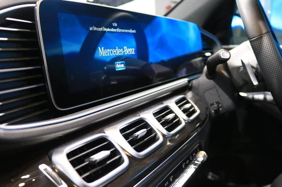 Mercedes-Benz Thailandさんのインスタグラム写真 - (Mercedes-Benz ThailandInstagram)「Mercedes-Benz GLS 350 d 4MATIC AMG Premium รถยนต์อเนกประสงค์ SUV สไตล์ออฟโรดขนาด 7 ที่นั่ง เผยโฉมครั้งแรกในงาน Motor Expo 2019 พร้อมดีไซน์ที่ดูโค้งมน ผสานความแข็งแกร่งในแบบรถ SUV ได้ลงตัว พร้อมระบบมัลติมีเดียใหม่ล่าสุดกับ MBUX ที่เรียนรู้การใช้งานของผู้ขับขี่ได้อย่างอัจฉริยะ ในราคาเริ่มต้น  8,859,000 บาท ที่รอให้คุณมาสัมผัสที่งาน Motor Expo 2019  ติดตามความเคลื่อนไหวของเมอร์เซเดส-เบนซ์ ก่อนใครได้ที่ LINE Official Account @ mercedesbenzth https://line.me/R/ti/p/%40903eurew  คลิ๊ก..เพื่อรับข้อเสนอพิเศษจาก Mercedes-Benz ได้ที่นี่ https://www.mercedes-benz.co.th/MotorExpo2019  พบกันที่งาน Motor Expo 2019 วันที่ 29 พ.ย. – 10 ธ.ค.  ณ อิมแพ็ค ชาเลนเจอร์ ฮอลล์ 1 เมืองทองธานี จันทร์ – ศุกร์ 12.00 - 22.00 น.  เสาร์ – อาทิตย์ และวันหยุดนักขัตฤกษ์ 11.00 - 22.00 น.  #WhenLifeCallsForTheBest #MotorExpo2019 #MercedesBenz #GLS #MercedesBenzThailand」11月30日 18時00分 - mercedesbenzthailand