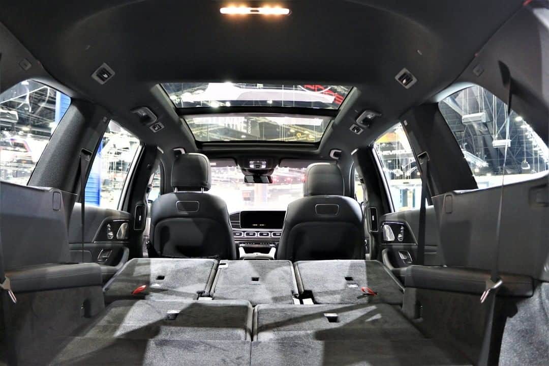 Mercedes-Benz Thailandさんのインスタグラム写真 - (Mercedes-Benz ThailandInstagram)「Mercedes-Benz GLS 350 d 4MATIC AMG Premium รถยนต์อเนกประสงค์ SUV สไตล์ออฟโรดขนาด 7 ที่นั่ง เผยโฉมครั้งแรกในงาน Motor Expo 2019 พร้อมดีไซน์ที่ดูโค้งมน ผสานความแข็งแกร่งในแบบรถ SUV ได้ลงตัว พร้อมระบบมัลติมีเดียใหม่ล่าสุดกับ MBUX ที่เรียนรู้การใช้งานของผู้ขับขี่ได้อย่างอัจฉริยะ ในราคาเริ่มต้น  8,859,000 บาท ที่รอให้คุณมาสัมผัสที่งาน Motor Expo 2019  ติดตามความเคลื่อนไหวของเมอร์เซเดส-เบนซ์ ก่อนใครได้ที่ LINE Official Account @ mercedesbenzth https://line.me/R/ti/p/%40903eurew  คลิ๊ก..เพื่อรับข้อเสนอพิเศษจาก Mercedes-Benz ได้ที่นี่ https://www.mercedes-benz.co.th/MotorExpo2019  พบกันที่งาน Motor Expo 2019 วันที่ 29 พ.ย. – 10 ธ.ค.  ณ อิมแพ็ค ชาเลนเจอร์ ฮอลล์ 1 เมืองทองธานี จันทร์ – ศุกร์ 12.00 - 22.00 น.  เสาร์ – อาทิตย์ และวันหยุดนักขัตฤกษ์ 11.00 - 22.00 น.  #WhenLifeCallsForTheBest #MotorExpo2019 #MercedesBenz #GLS #MercedesBenzThailand」11月30日 18時00分 - mercedesbenzthailand