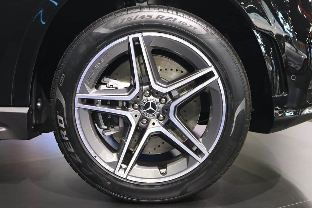Mercedes-Benz Thailandさんのインスタグラム写真 - (Mercedes-Benz ThailandInstagram)「Mercedes-Benz GLS 350 d 4MATIC AMG Premium รถยนต์อเนกประสงค์ SUV สไตล์ออฟโรดขนาด 7 ที่นั่ง เผยโฉมครั้งแรกในงาน Motor Expo 2019 พร้อมดีไซน์ที่ดูโค้งมน ผสานความแข็งแกร่งในแบบรถ SUV ได้ลงตัว พร้อมระบบมัลติมีเดียใหม่ล่าสุดกับ MBUX ที่เรียนรู้การใช้งานของผู้ขับขี่ได้อย่างอัจฉริยะ ในราคาเริ่มต้น  8,859,000 บาท ที่รอให้คุณมาสัมผัสที่งาน Motor Expo 2019  ติดตามความเคลื่อนไหวของเมอร์เซเดส-เบนซ์ ก่อนใครได้ที่ LINE Official Account @ mercedesbenzth https://line.me/R/ti/p/%40903eurew  คลิ๊ก..เพื่อรับข้อเสนอพิเศษจาก Mercedes-Benz ได้ที่นี่ https://www.mercedes-benz.co.th/MotorExpo2019  พบกันที่งาน Motor Expo 2019 วันที่ 29 พ.ย. – 10 ธ.ค.  ณ อิมแพ็ค ชาเลนเจอร์ ฮอลล์ 1 เมืองทองธานี จันทร์ – ศุกร์ 12.00 - 22.00 น.  เสาร์ – อาทิตย์ และวันหยุดนักขัตฤกษ์ 11.00 - 22.00 น.  #WhenLifeCallsForTheBest #MotorExpo2019 #MercedesBenz #GLS #MercedesBenzThailand」11月30日 18時00分 - mercedesbenzthailand