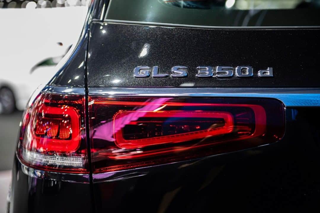 Mercedes-Benz Thailandさんのインスタグラム写真 - (Mercedes-Benz ThailandInstagram)「Mercedes-Benz GLS 350 d 4MATIC AMG Premium รถยนต์อเนกประสงค์ SUV สไตล์ออฟโรดขนาด 7 ที่นั่ง เผยโฉมครั้งแรกในงาน Motor Expo 2019 พร้อมดีไซน์ที่ดูโค้งมน ผสานความแข็งแกร่งในแบบรถ SUV ได้ลงตัว พร้อมระบบมัลติมีเดียใหม่ล่าสุดกับ MBUX ที่เรียนรู้การใช้งานของผู้ขับขี่ได้อย่างอัจฉริยะ ในราคาเริ่มต้น  8,859,000 บาท ที่รอให้คุณมาสัมผัสที่งาน Motor Expo 2019  ติดตามความเคลื่อนไหวของเมอร์เซเดส-เบนซ์ ก่อนใครได้ที่ LINE Official Account @ mercedesbenzth https://line.me/R/ti/p/%40903eurew  คลิ๊ก..เพื่อรับข้อเสนอพิเศษจาก Mercedes-Benz ได้ที่นี่ https://www.mercedes-benz.co.th/MotorExpo2019  พบกันที่งาน Motor Expo 2019 วันที่ 29 พ.ย. – 10 ธ.ค.  ณ อิมแพ็ค ชาเลนเจอร์ ฮอลล์ 1 เมืองทองธานี จันทร์ – ศุกร์ 12.00 - 22.00 น.  เสาร์ – อาทิตย์ และวันหยุดนักขัตฤกษ์ 11.00 - 22.00 น.  #WhenLifeCallsForTheBest #MotorExpo2019 #MercedesBenz #GLS #MercedesBenzThailand」11月30日 18時00分 - mercedesbenzthailand