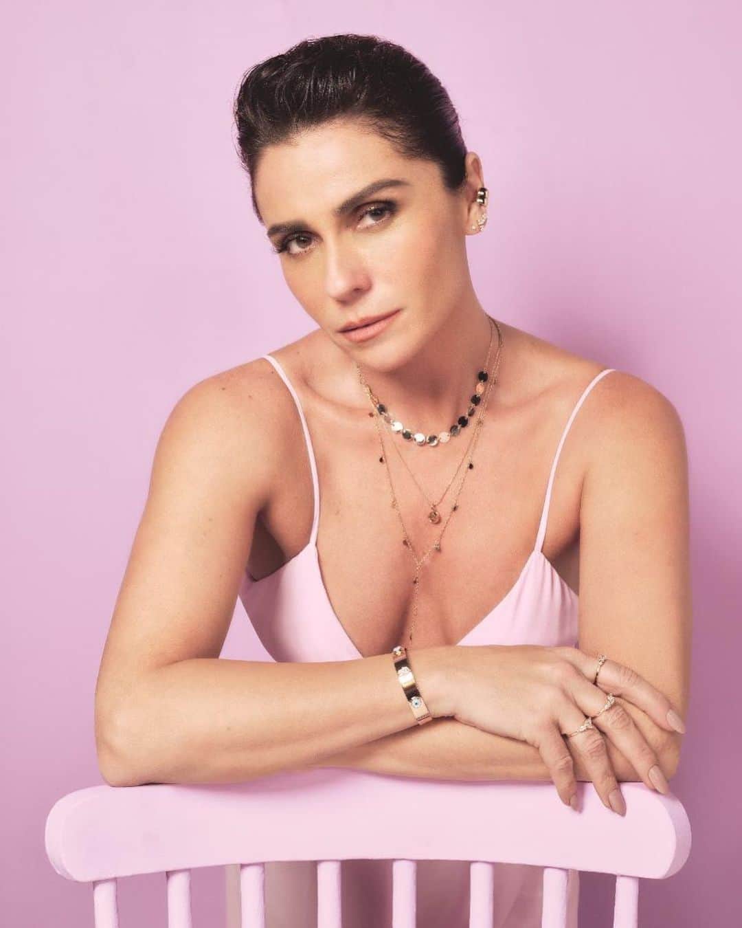 Giovanna Antonelliのインスタグラム：「Tenho uma noticia quentinha saindo do forno !!! A Luz, minha coleção cápsula com a @rommanel 💃🏽, está chegando em todas as lojas da marca na próxima segunda-feira (02/12) 🤸‍♂🤸‍♂🤸‍♂. E tá um brilho só! 💍Muitas peças minimalistas, muitas zircônias e elementos que inspiram positividade! 🙏🏻 Jóias perfeitas para presentear e arrasar neste fim de ano! ✨✨ #rommanelbygioantonelli」