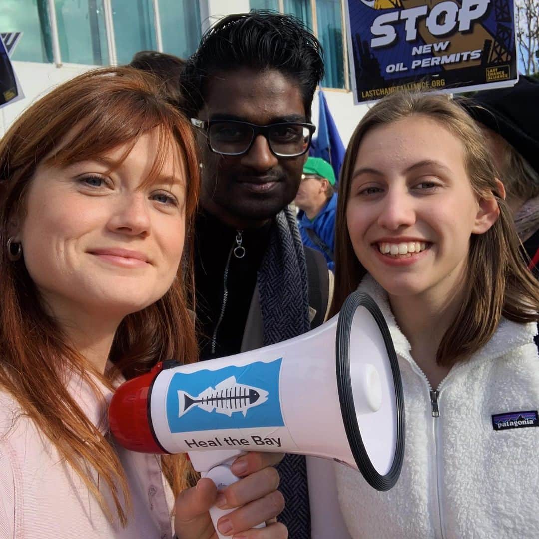 のインスタグラム：「strike don’t shop • marching with two inspiring youth climate activists today @alexandriav2005 @imkevinjpatel in downtown santa monica as people shopped the black friday sales 🌎 #climatestrike week 67 #fridaysforfuture」