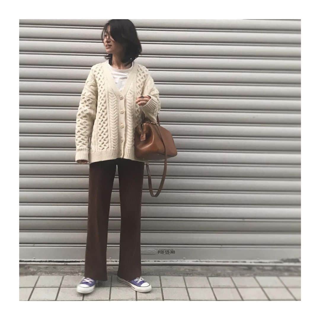 上村若菜のインスタグラム：「昨日の。 これに去年のブラウンのコート🐻💜 . #wakameswardrobe #今日はパパ不在のため #ちびたち連れてどこ行こうかな . カーディガン…#argue  tシャツ…#phlannel  ニットパンツ…#pheeny  バッグ…#vintage #celine  スニーカー…#converse #ハイカット」